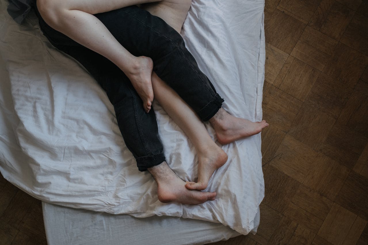男子好心留宿死黨,卻驚見死黨與妻子在床上親密激戰。(示意圖,Pexels)