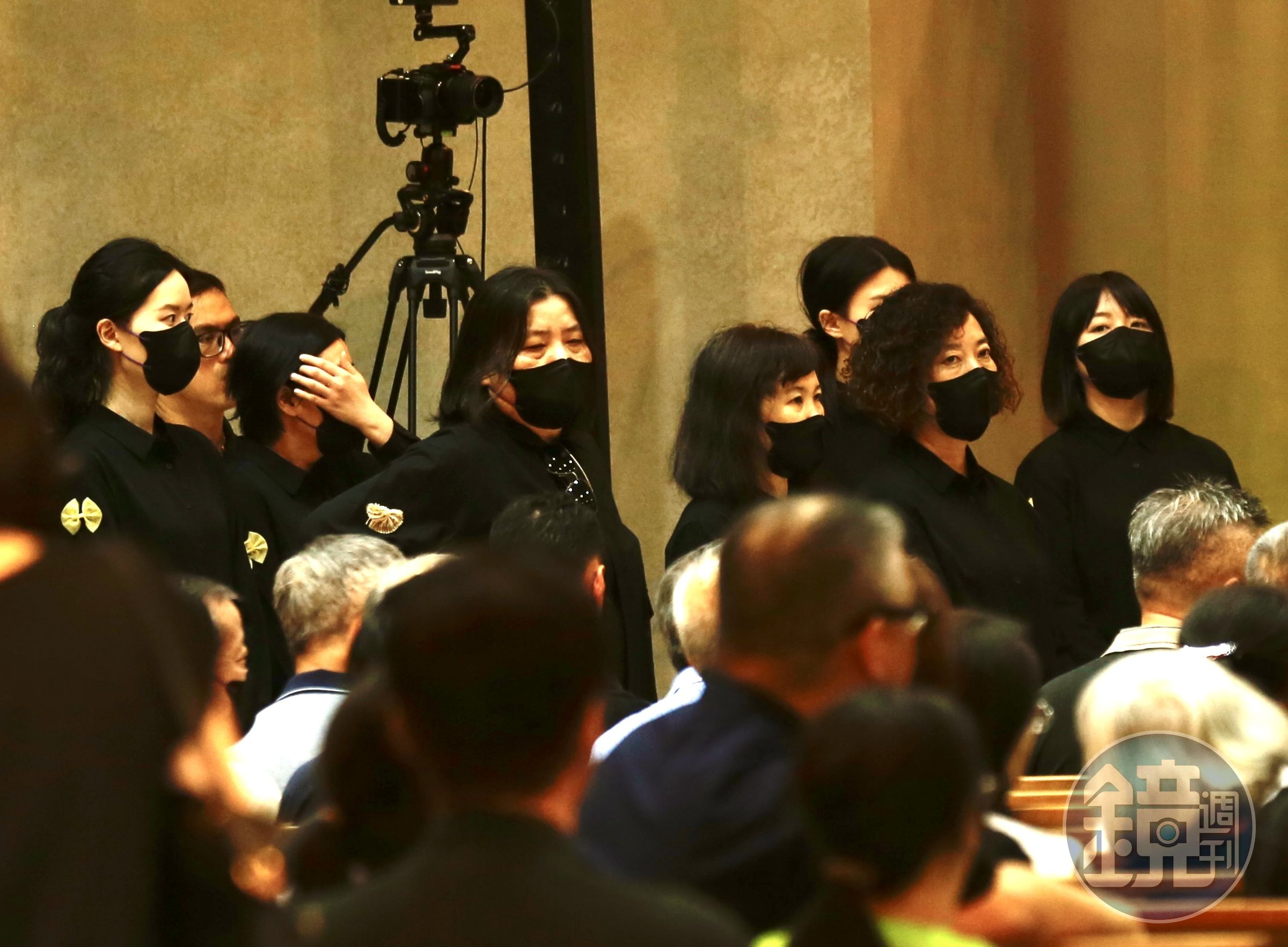 邱瓈寬遇喪母之痛,在靈堂中神情憔悴,好友都勸她要好好保重。