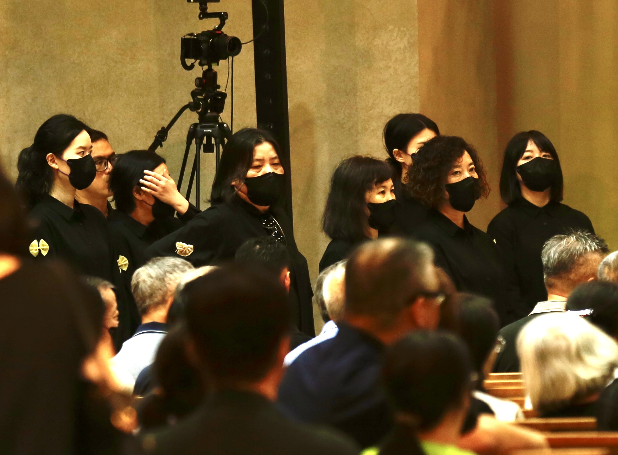 邱瓈寬遇喪母之痛，在靈堂中神情憔悴，好友都勸她要好好保重。