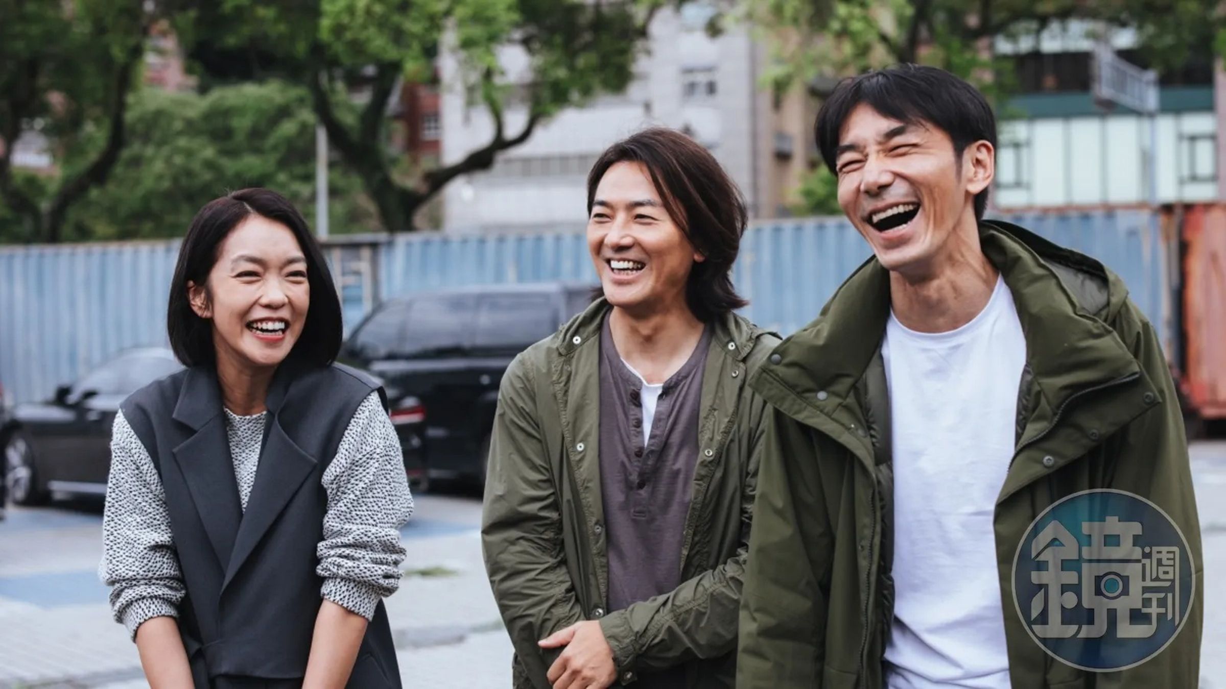 鄭伊健(中)婚後住在日本福岡,有工作才會回港,他2022年曾來台演出影集《百萬人推理》。(百聿數碼提供)