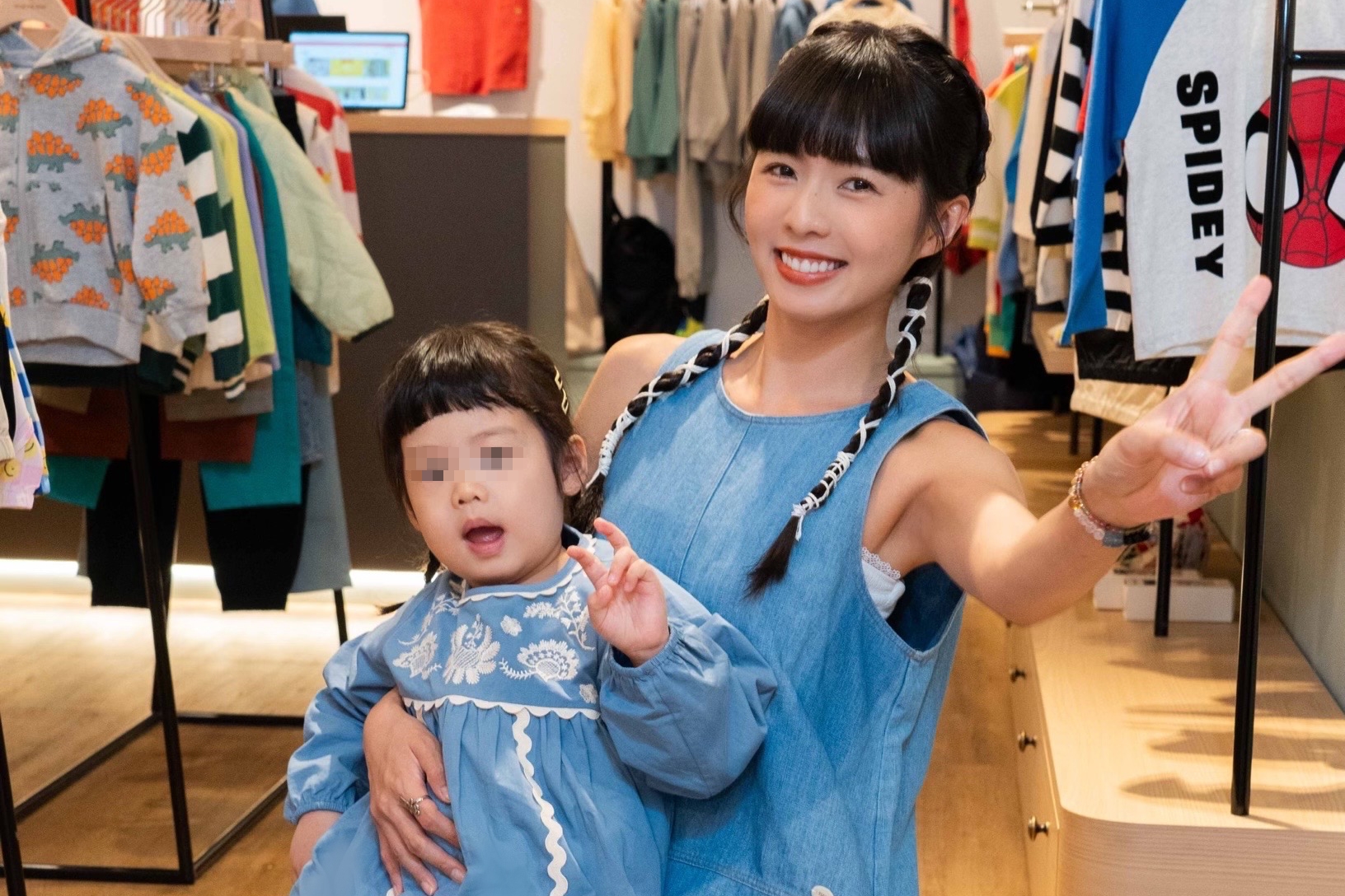 簡廷芮帶女兒穿著親子裝出席韓國童裝品牌開幕。（Little Ground提供）