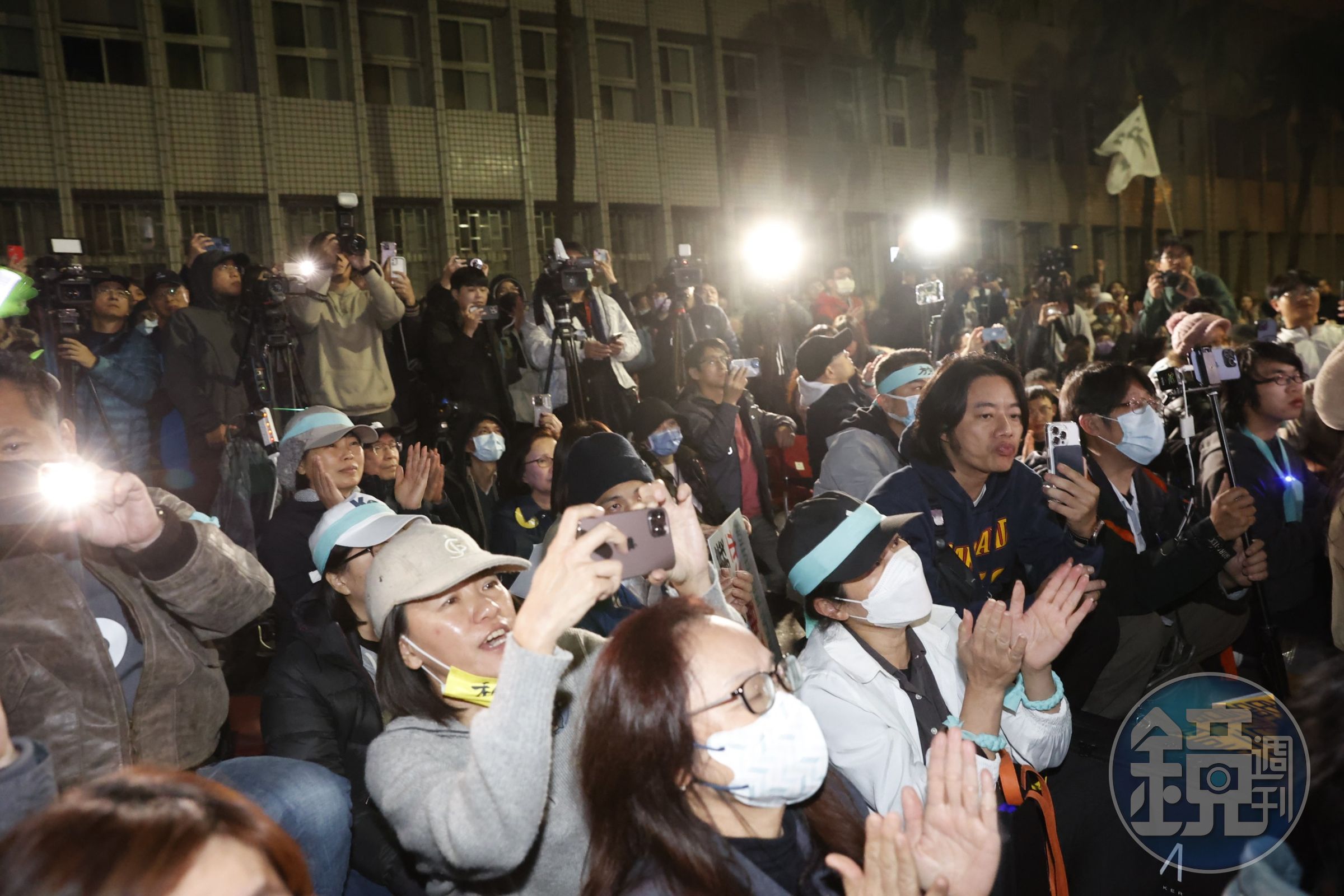當得知柯文哲獲准交保的消息後,支持者「小草」爆出熱烈的歡呼聲並鼓掌。