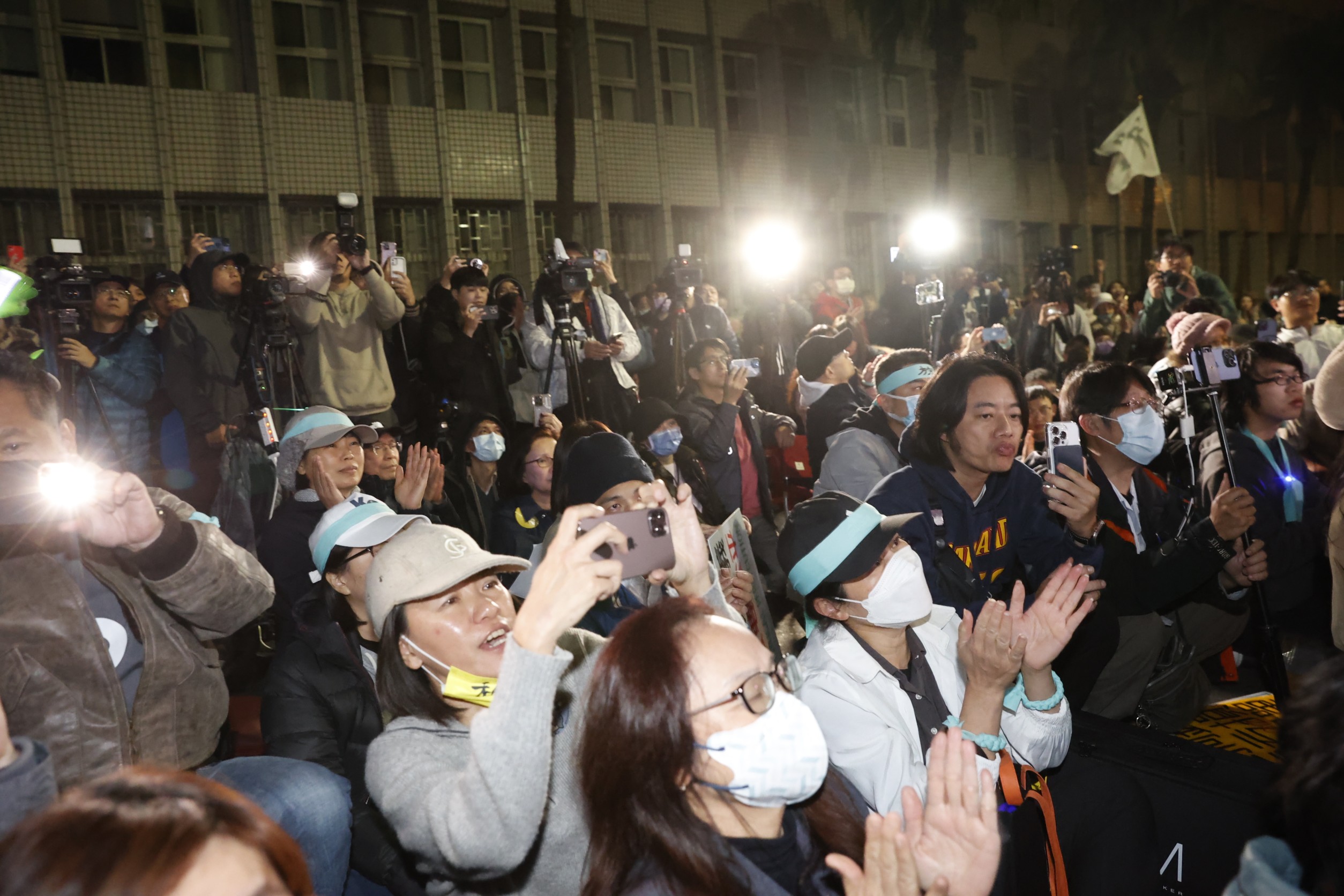 當得知柯文哲獲准交保的消息後，支持者「小草」爆出熱烈的歡呼聲並鼓掌。