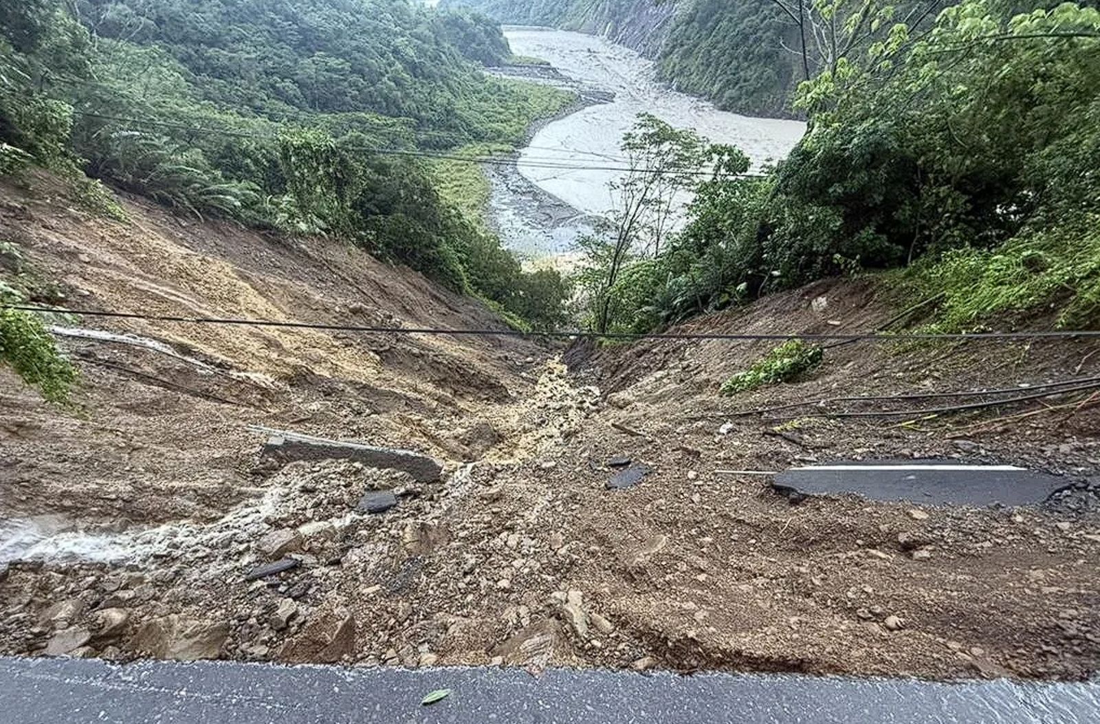 高雄桃源山區南橫公路因大雨遭掏空路基，李姓一家5口不幸墜谷。（翻攝畫面）