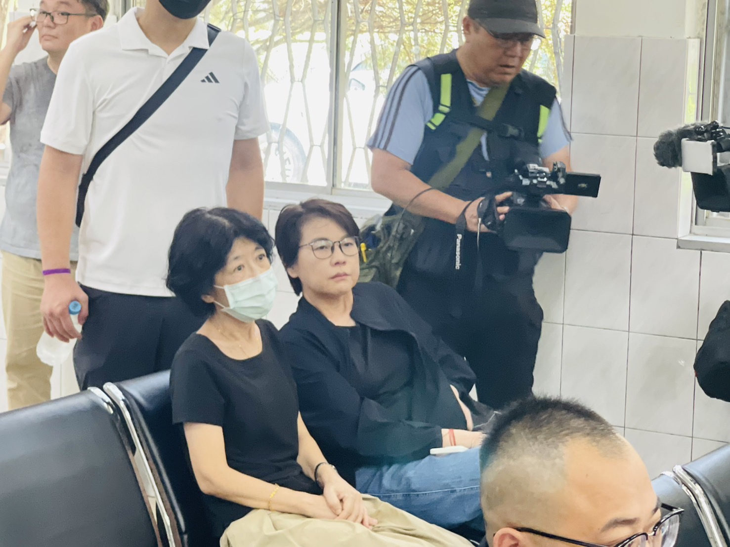 陳佩琪今前往看守所送會客菜、書本等。