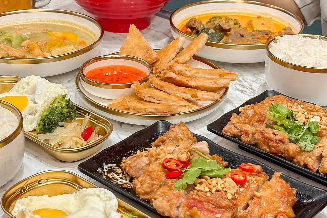 消費者點外送吃到爬滿活蛆的打拋豬肉飯,泰式平價料理業者留言致歉。(翻攝自FB@泰飽爺總部-泰式平價料理)