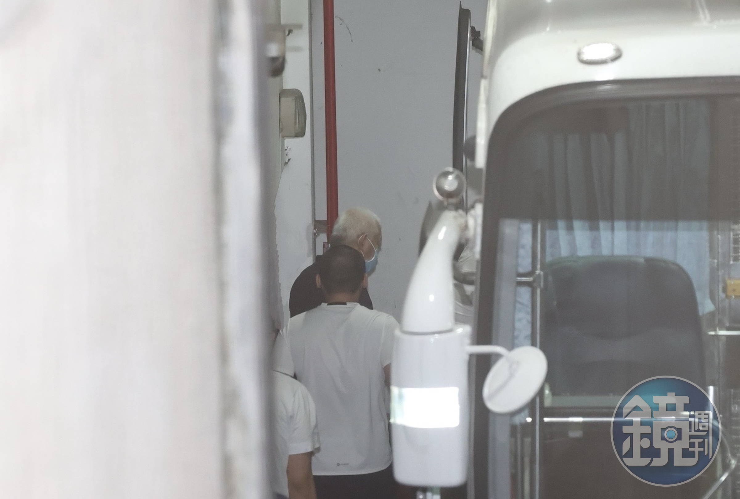 新北市議員李余典特助黃取榮（白髮者）涉諜案遭延長羈押至6月。