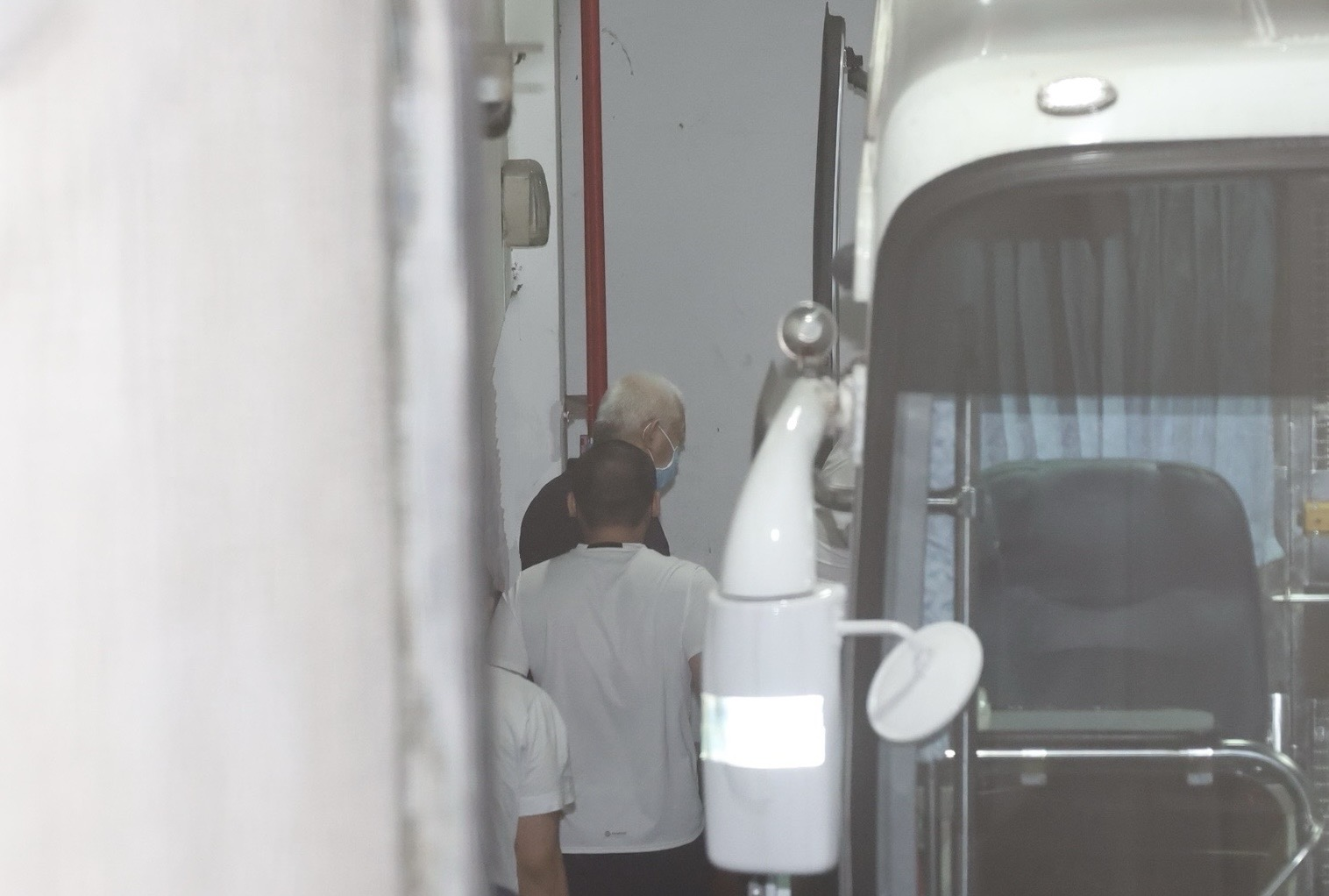 新北市議員李余典特助黃取榮（白髮者）涉諜案遭延長羈押至6月。