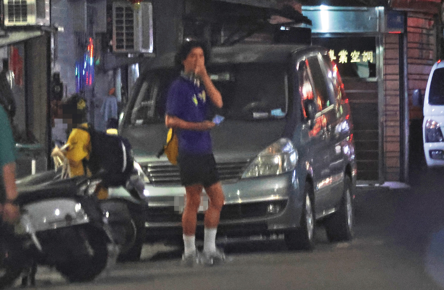 4/14 18：36 本刊直擊朱軒洋出入吳卓源住處附近。