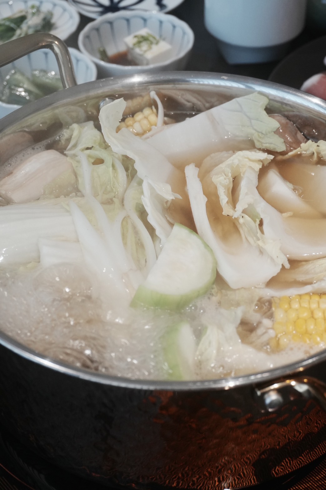 為了選擇適合加入湯頭的清酒，SHABU ZEN不惜血本嘗試數十種不同精米度、發酵法、酒造的酒款，最後選擇在長時間烹煮、揮發酒精後依舊保有米麴清香，能為鍋物帶出鮮腴旨味的「東京藏人澤乃井純米吟釀」。