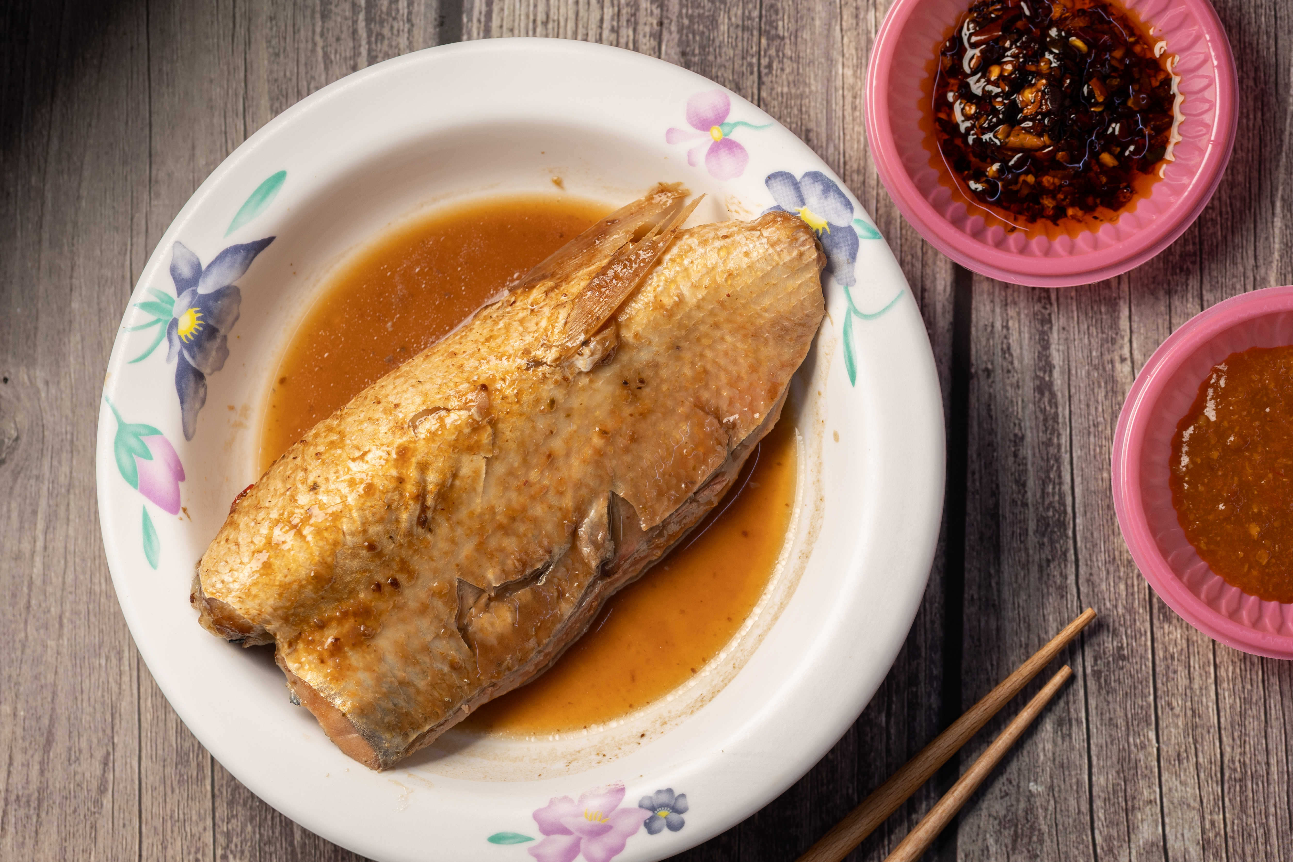 超大片的滷「虱目魚肚」肉質非常滑嫩，發薪時可以來一塊。（110元／塊）