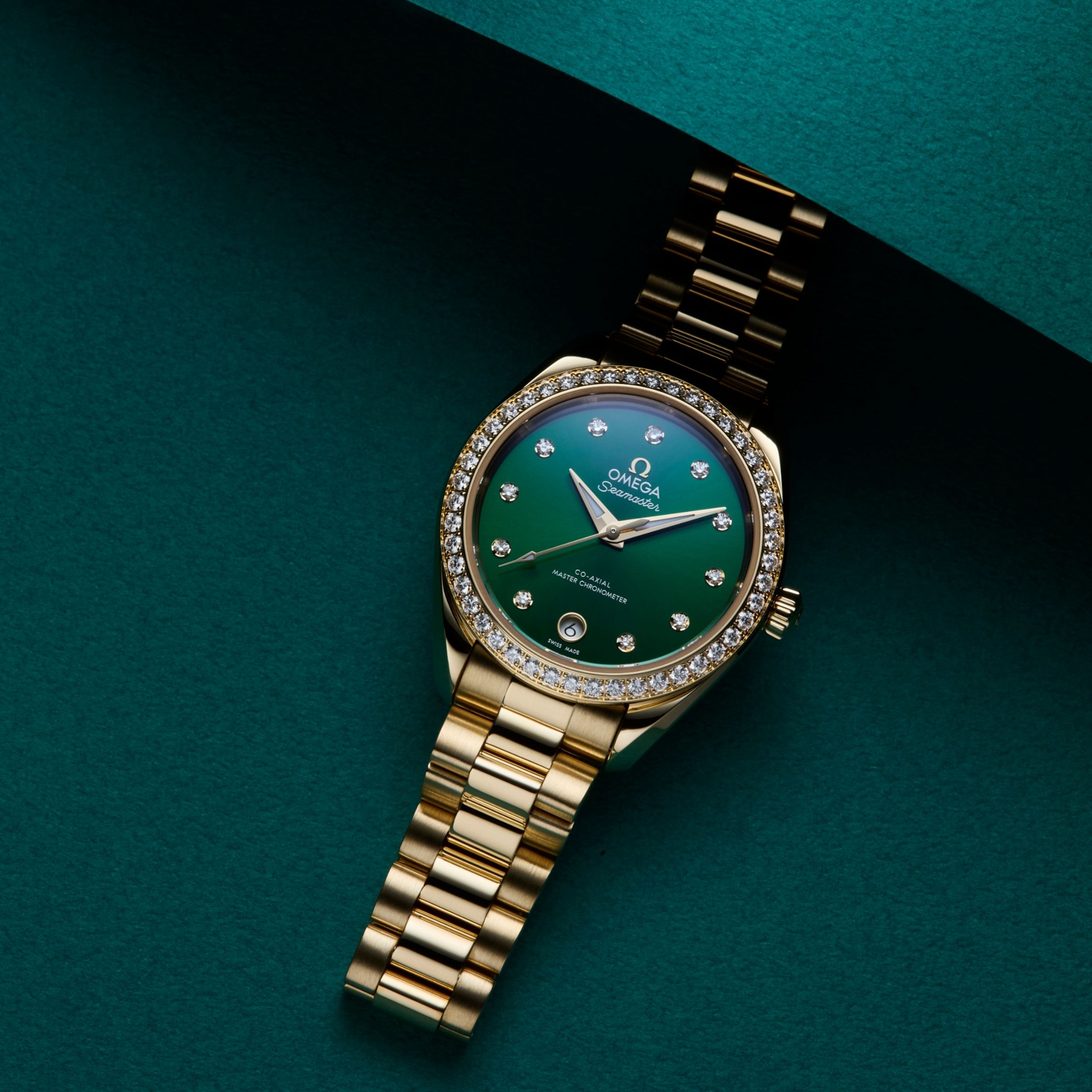 OMEGA Seamaster Aqua Terra 150M｜錶徑30mm／18K Moonshine™金材質／時、分、秒、日期指示／錶圈及時標鑲鑽／8751自動上鍊機芯／動力儲存約48小時／防水150米／定價NT$1,248,000。