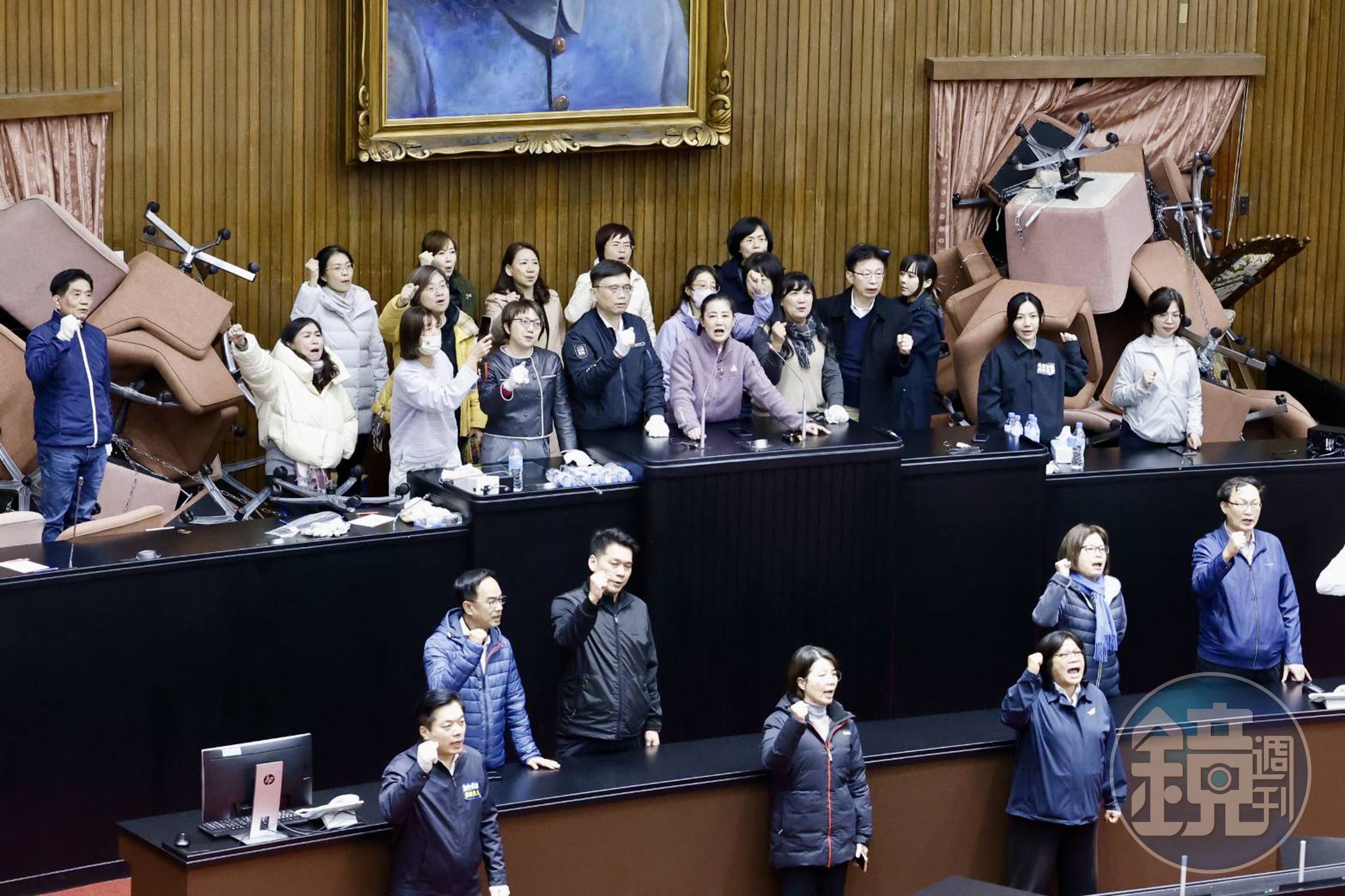 民進黨立委衝進議場、占領主席台防修法，民眾黨譴責並要求賴清德道歉。