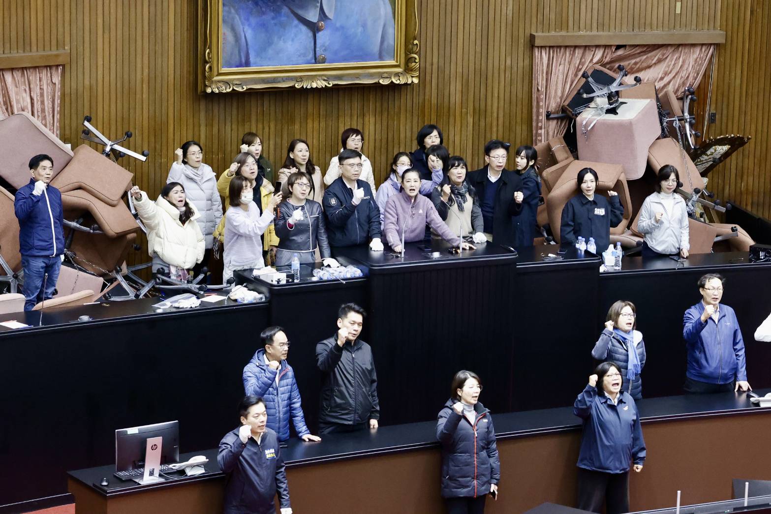 民進黨立委衝進議場、占領主席台防修法，民眾黨譴責並要求賴清德道歉。