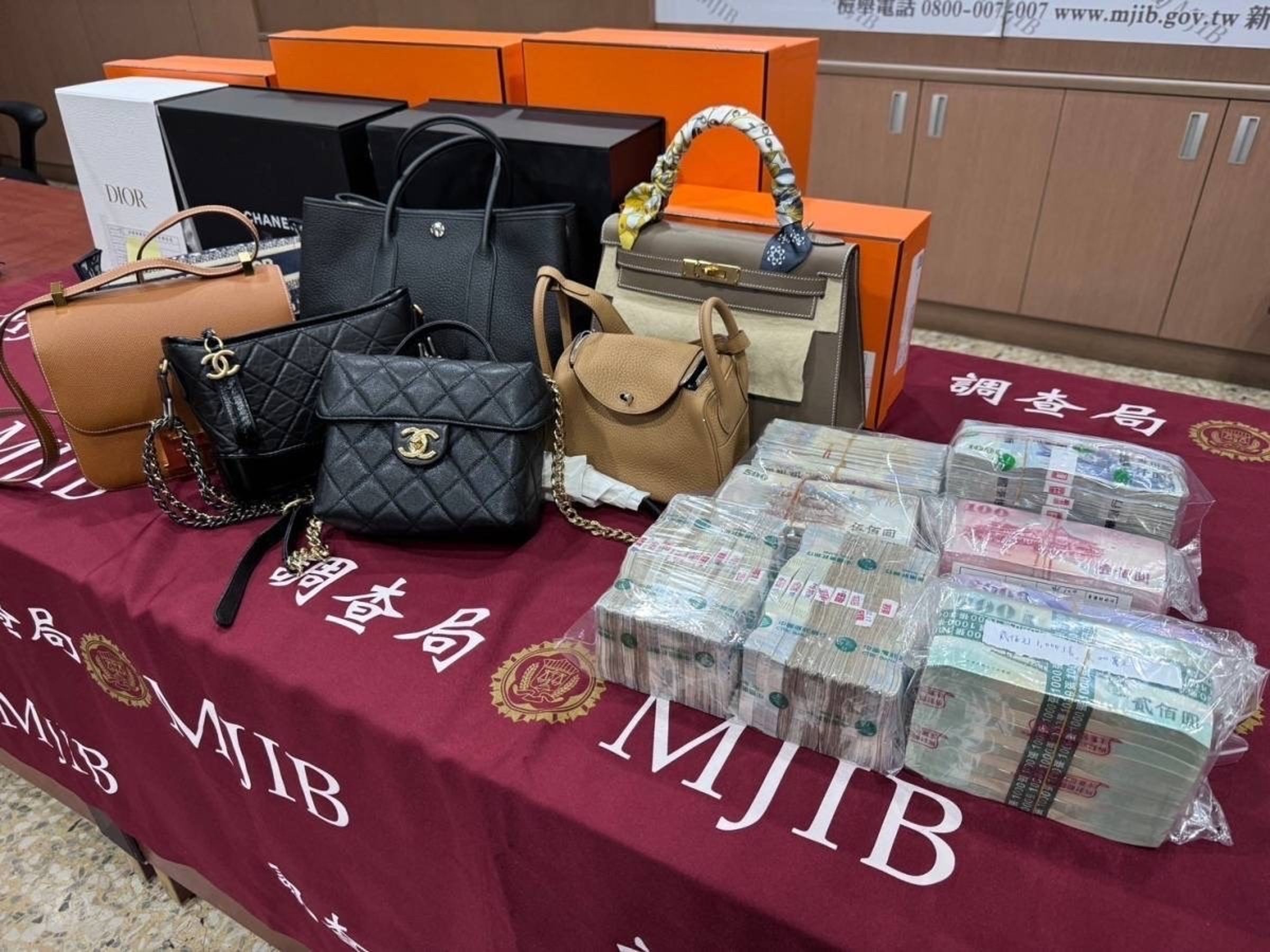 詐騙集團把錢都拿去買精品包,檢調也在現場查扣1千多萬現金。(調查局提供)