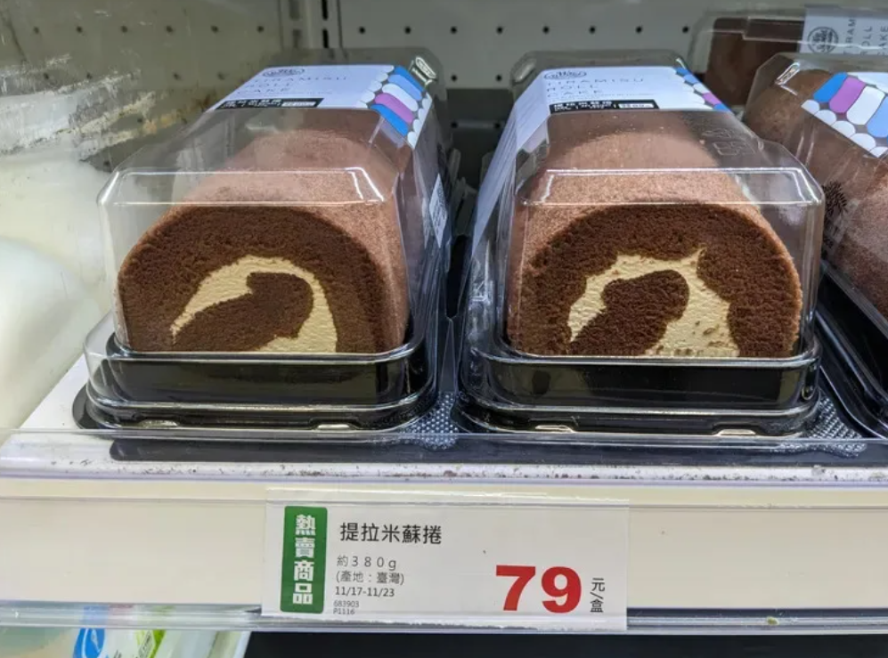 眼尖網友發現,全聯賣的提拉米蘇捲側面形狀猶如男性生殖器。(翻攝臉書社團「路上觀察學院」)