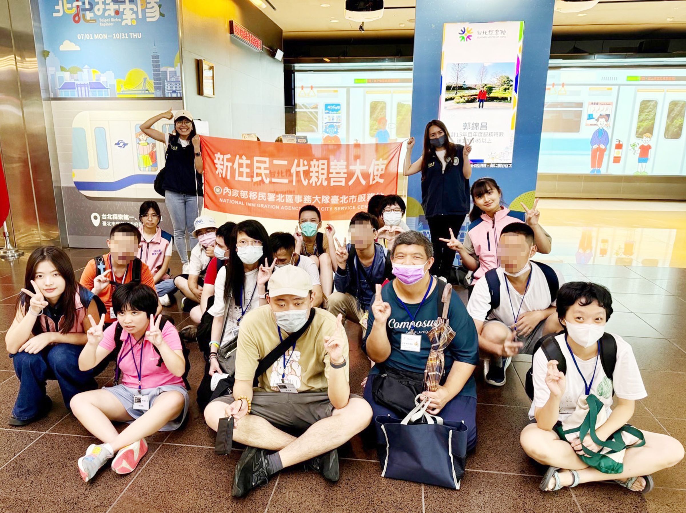 移民署新二代親善大使偕同特教青年,至台北探索館共度美好時光。(移民署提供)