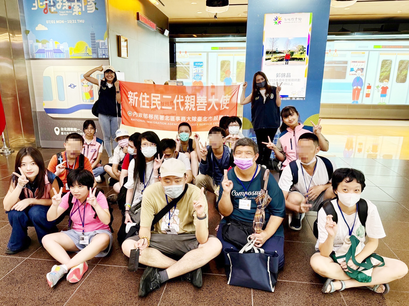 移民署新二代親善大使偕同特教青年，至台北探索館共度美好時光。（移民署提供）