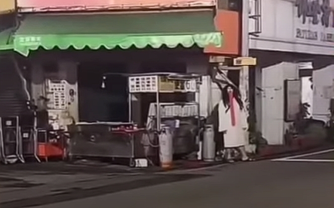 彰化2名男子在農曆7月間，為了直播衝流量，於街頭扮鬼嚇人，遭移送法辦。（翻攝畫面）