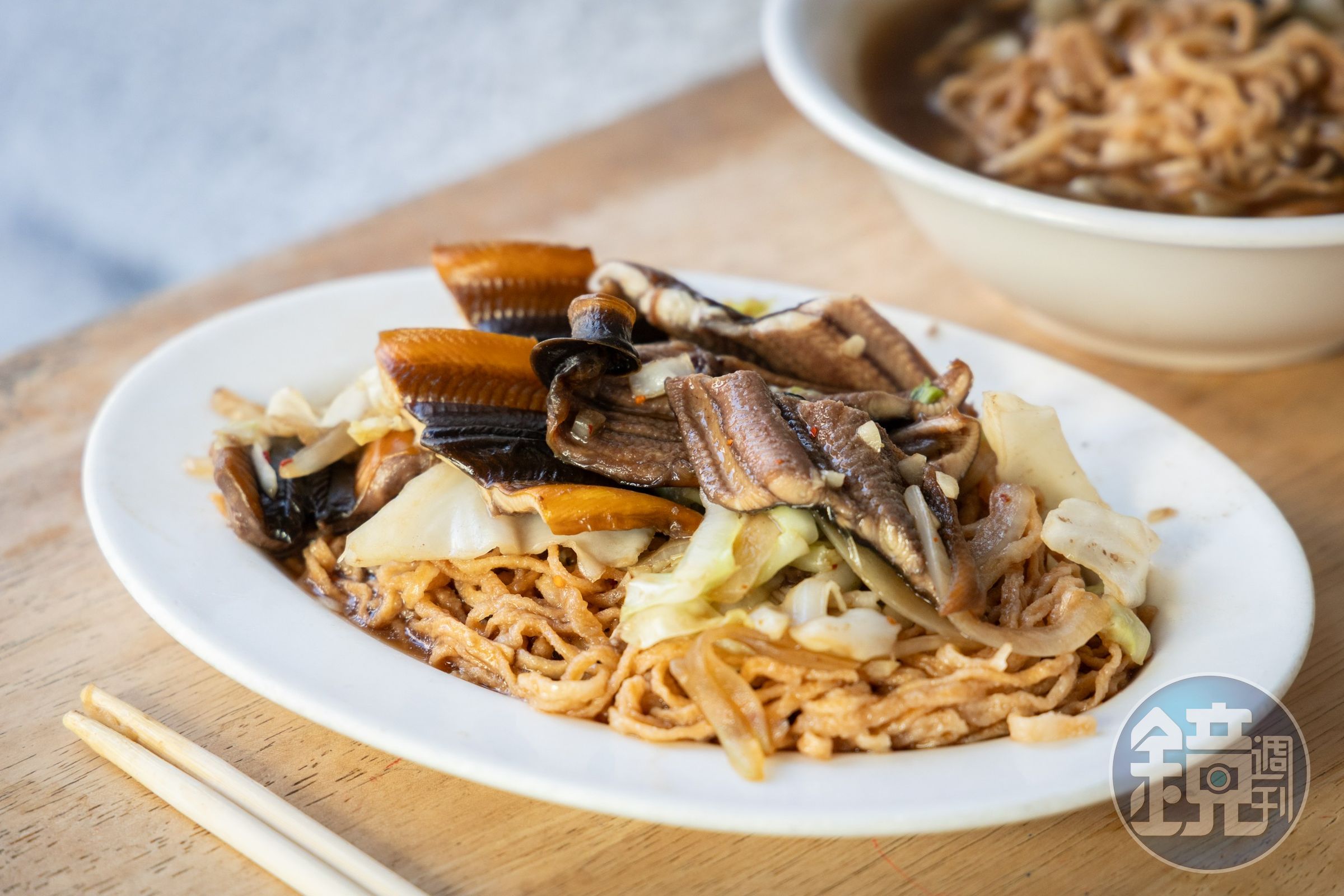 黃家鱔魚意麵的乾炒鱔魚意麵不錯,鱔魚很厚,吃起來爽脆不甜膩。