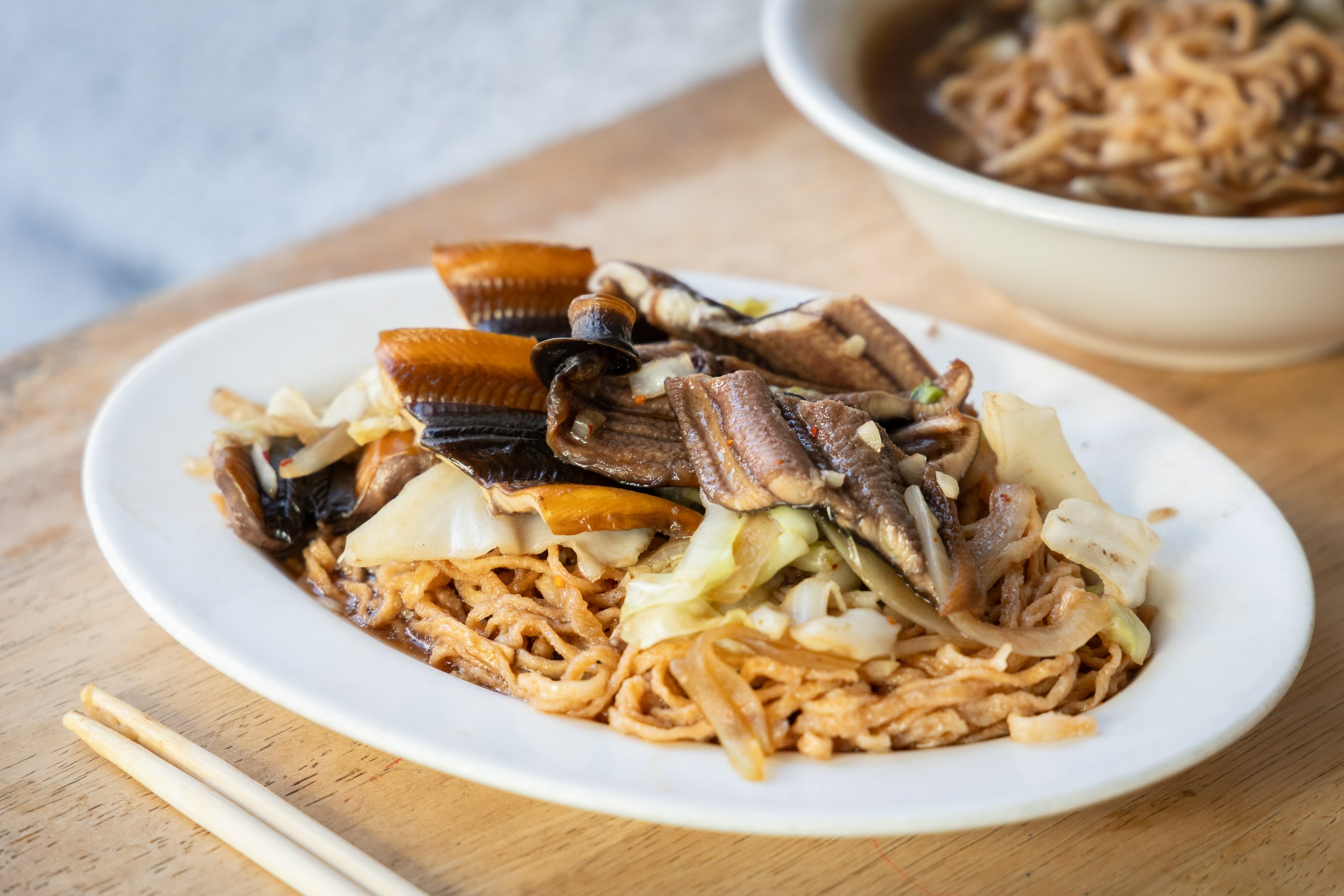 黃家鱔魚意麵的乾炒鱔魚意麵不錯，鱔魚很厚，吃起來爽脆不甜膩。