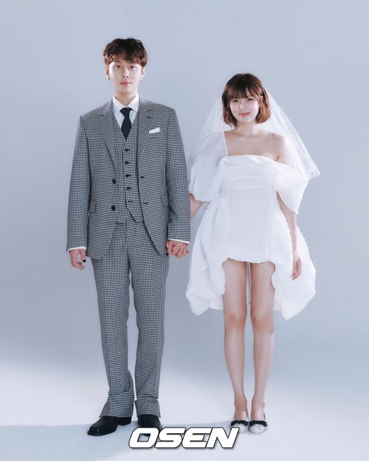 韓媒獨家公開泫雅與龍俊亨的婚紗照。(翻攝OSEN)