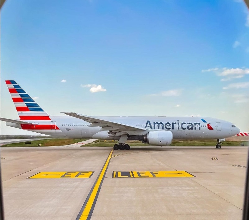 美國航空一架航班上遭遇亂嗆人的放屁男，最後他被請下飛機；示意圖。（翻攝自臉書@American Airlines）