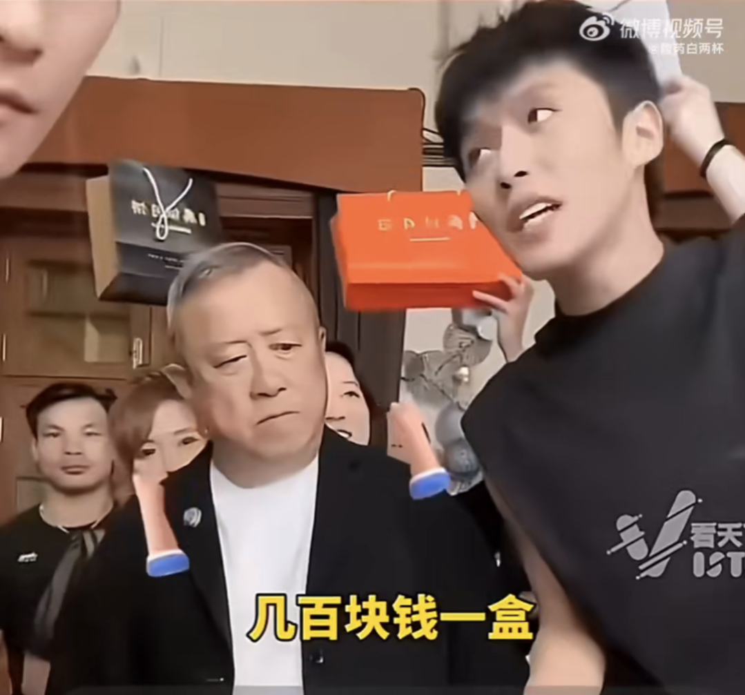 曾志偉在直播間聽小楊哥吹噓「美誠月餅」，一臉表情疑惑，網友認為他明知內情卻不制止。（翻攝微博影片）