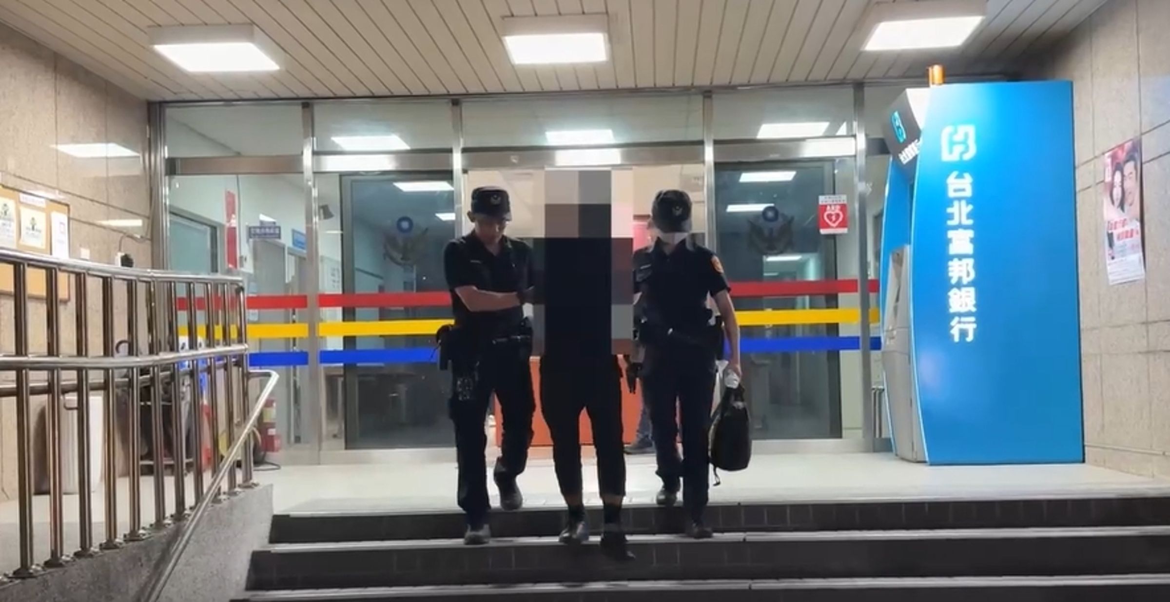台北驚傳襲警,竊賊討報案證明單竟揮拳攻擊「員警被揍受傷」。(警方提供)