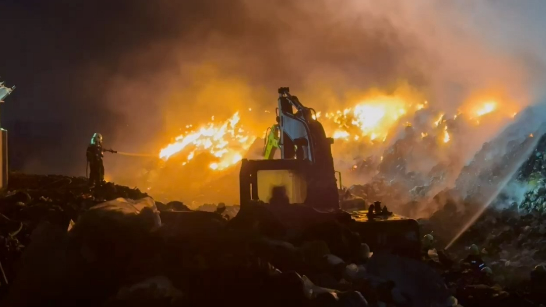 澎湖紅羅村垃圾掩埋場昨日上午發生大火，火勢猛烈一路燒至今日。（澎湖縣消防局提供）