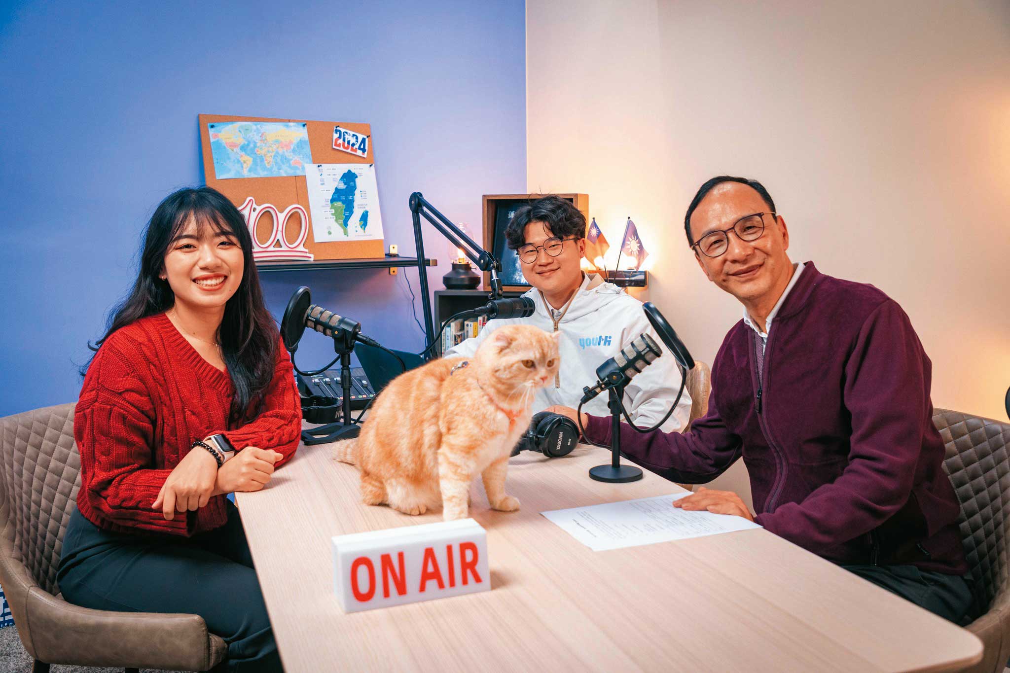 朱立倫（右）任內推出不少青年活動，日前發言人楊智伃（左）等人更開設Podcast節目。（翻攝朱立倫臉書）