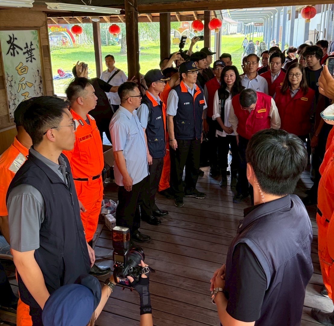 卓榮泰鞠躬感謝海巡弟兄。（海委會提供）