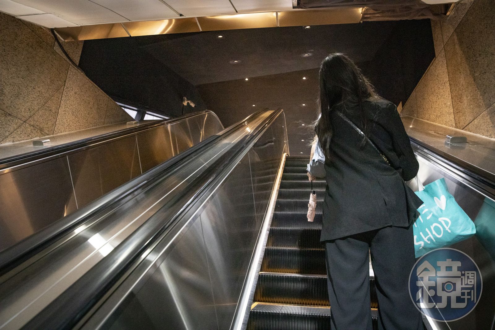 死性不改！33歲日本男公務員北捷「偷拍女生」　中山站2度犯案被逮「手機內滿滿裙底照」