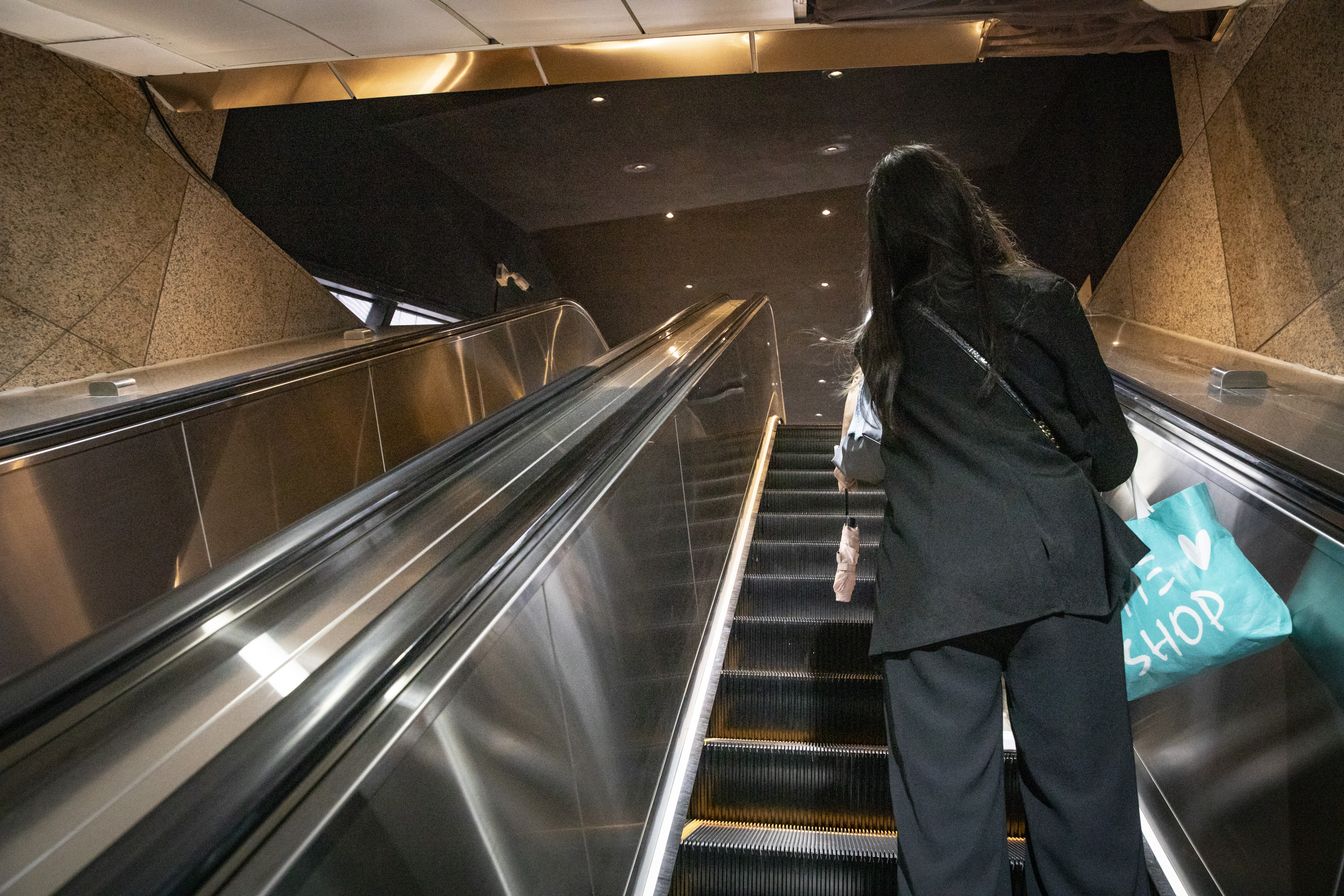 今日又傳「攝狼」出沒北捷中山站，竟是6月曾在同地點犯案的日本公務員。（示意圖，非當事人）