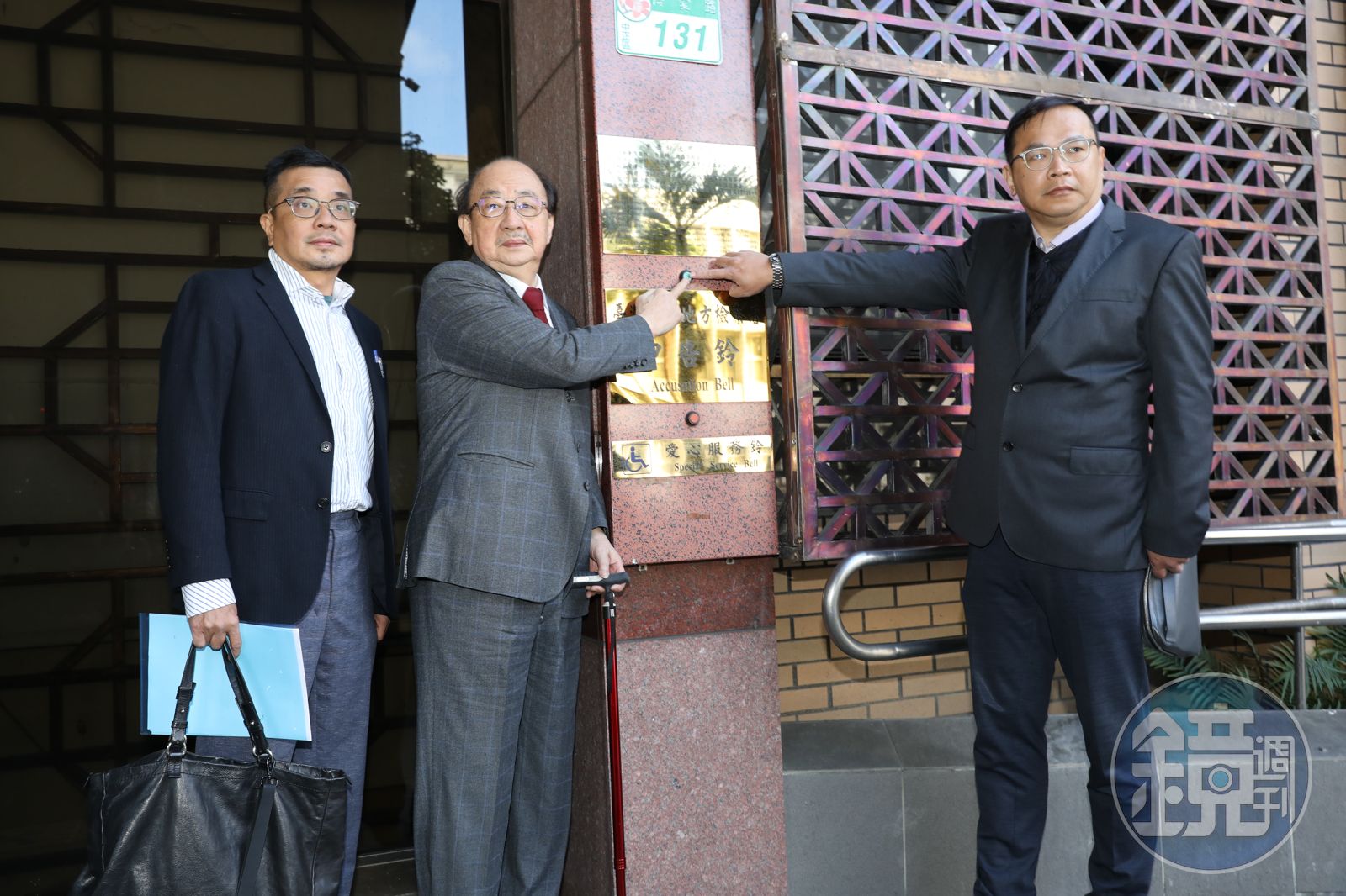 王義川(右)因向孩童宣講「藍白惡修三法」一事挨轟,他今早解釋該場合是私人聚會而非校園、幼兒園。
