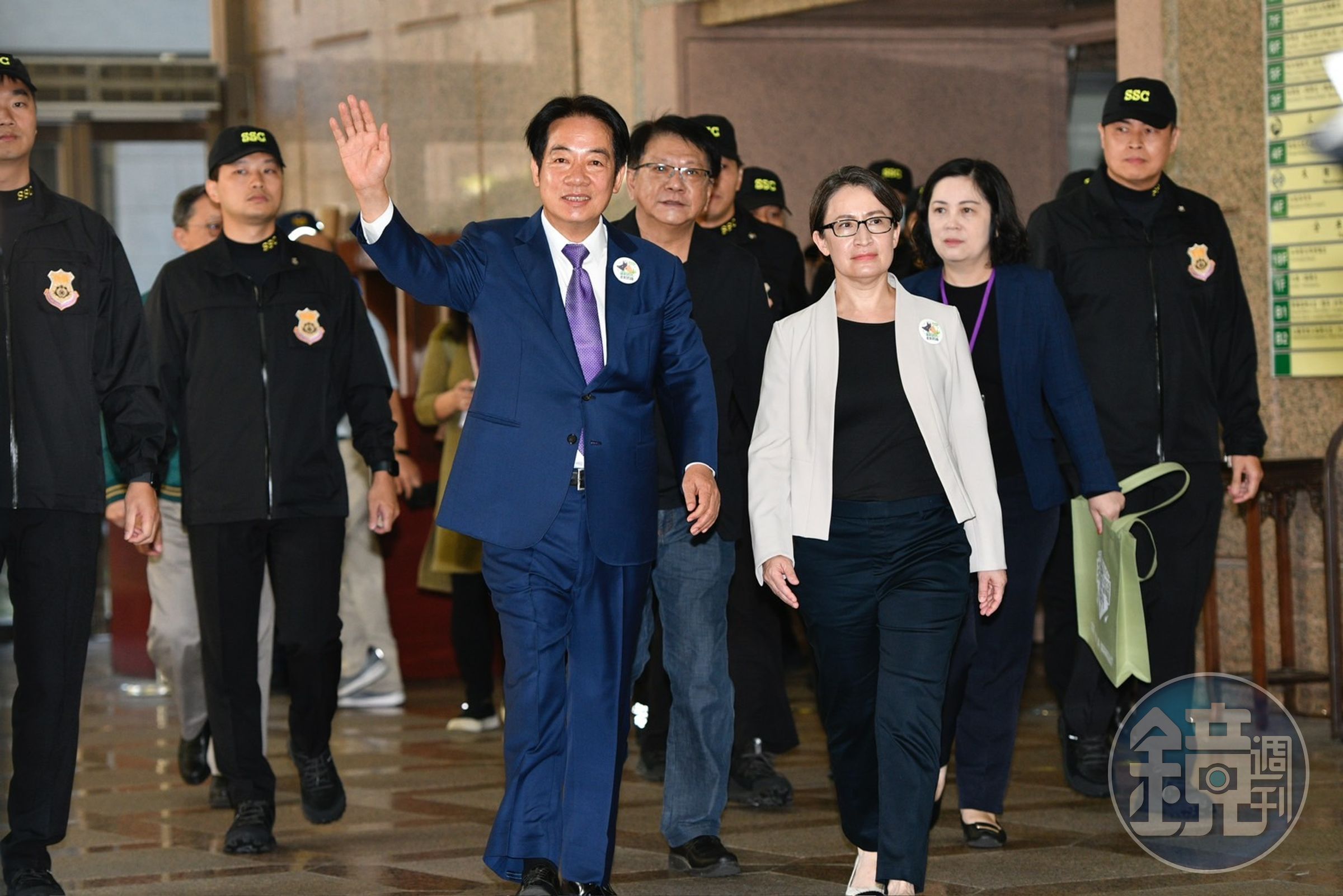 「賴蕭配」搶頭香，成為總統候選人中第一組登記者。