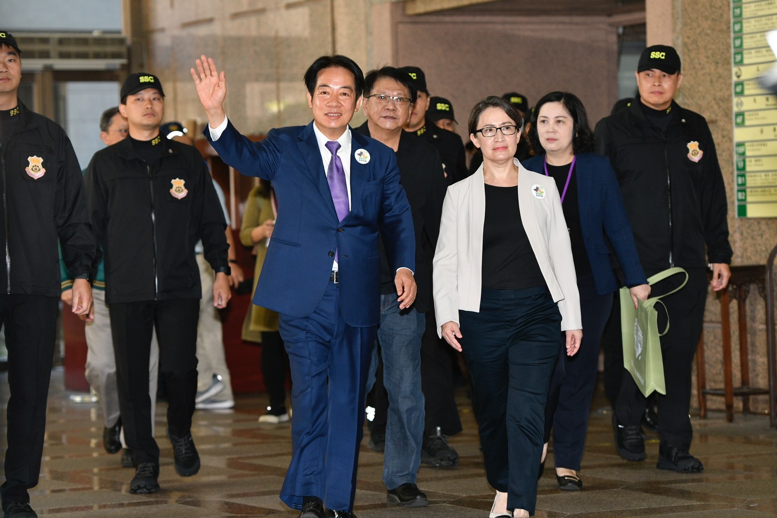 「賴蕭配」搶頭香，成為總統候選人中第一組登記者。