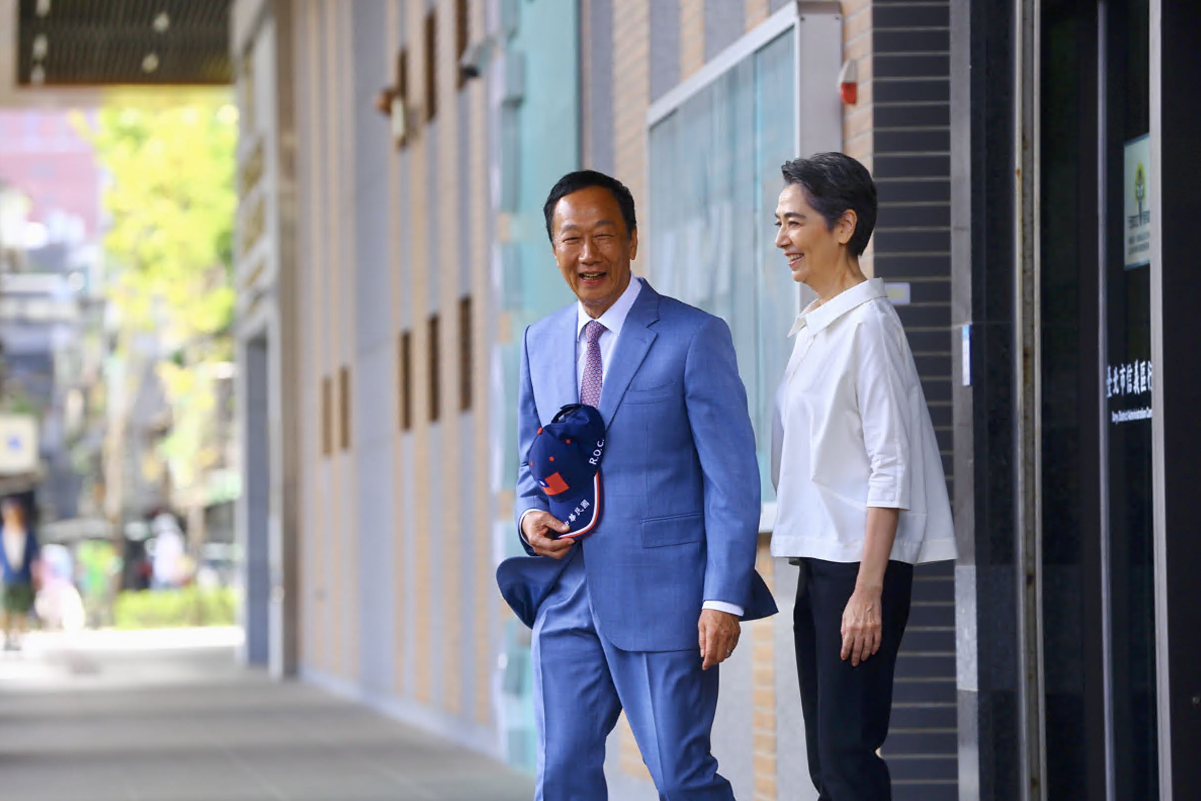 郭台銘（左）與賴佩霞（右）連署書超過130萬份。（本刊資料照）