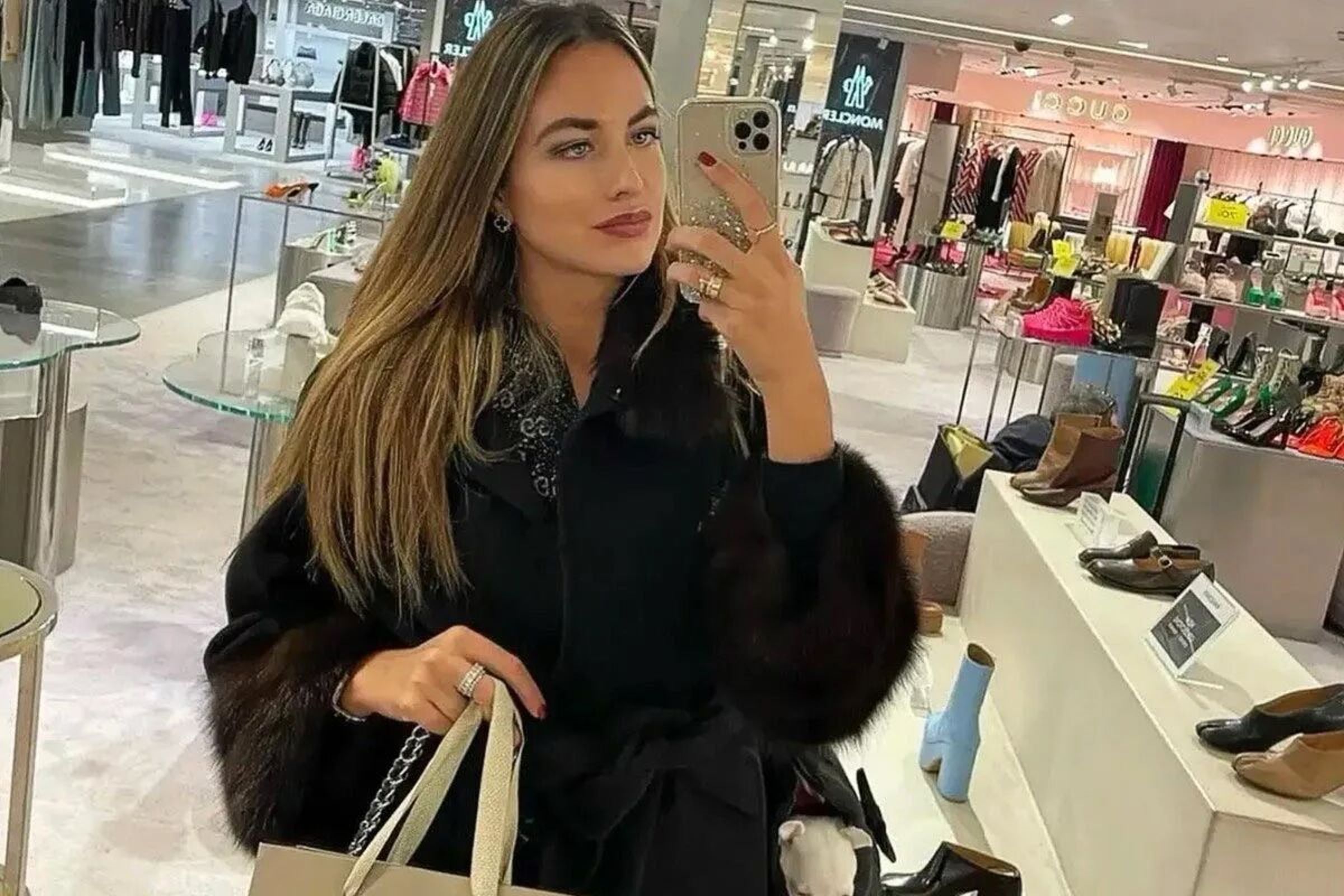 義大利29歲名模帕梅拉（Pamela Genini）去年遭前男友刺殺身亡，如今遺體竟在公墓遭盜走頭顱。（翻攝自ig）