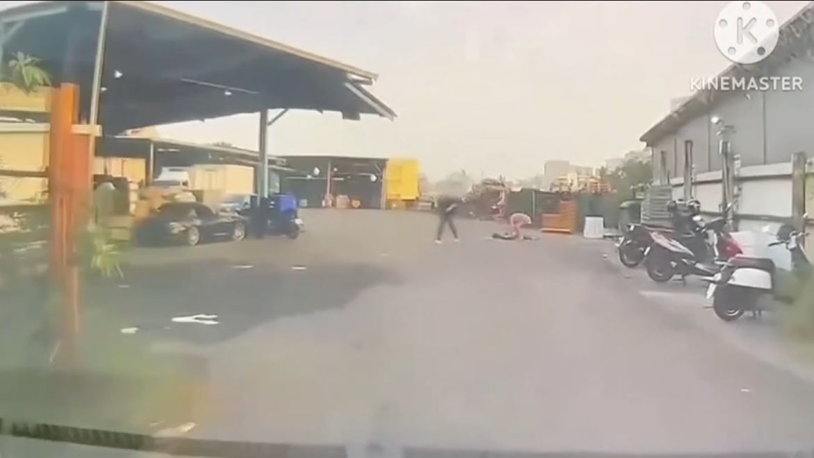 警消獲報高雄楠梓一家貨運行有民眾遭車輛輾過，發現張女倒臥在地。（讀者提供）