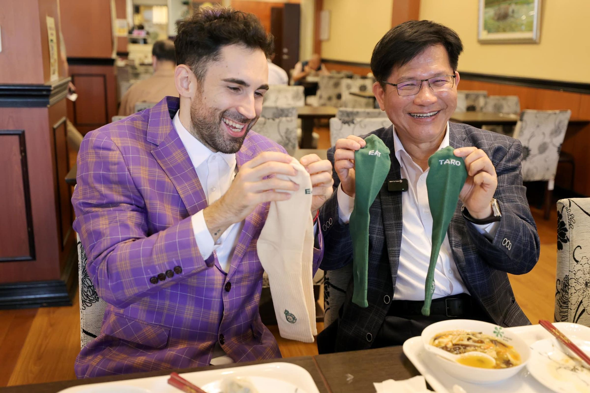 林佳龍收到酷送的「芋頭襪」。（翻攝自林佳龍臉書）
