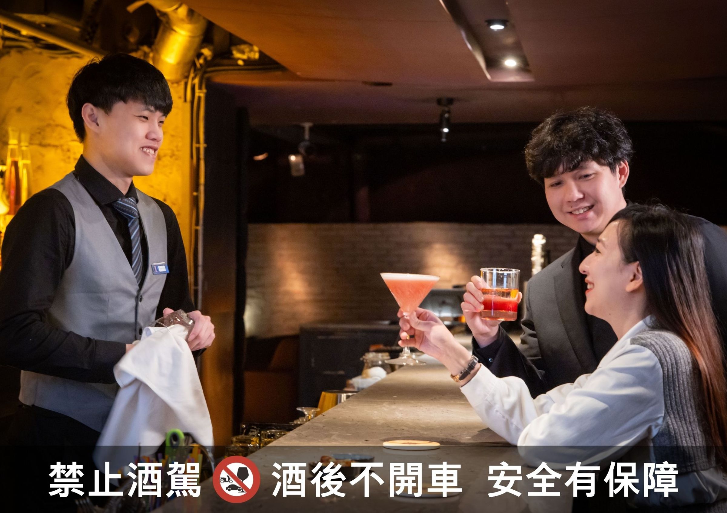 每日晚間五點起的「Happy Hour微醺時光」,多款調酒與啤酒買一送一。(異塵提供)