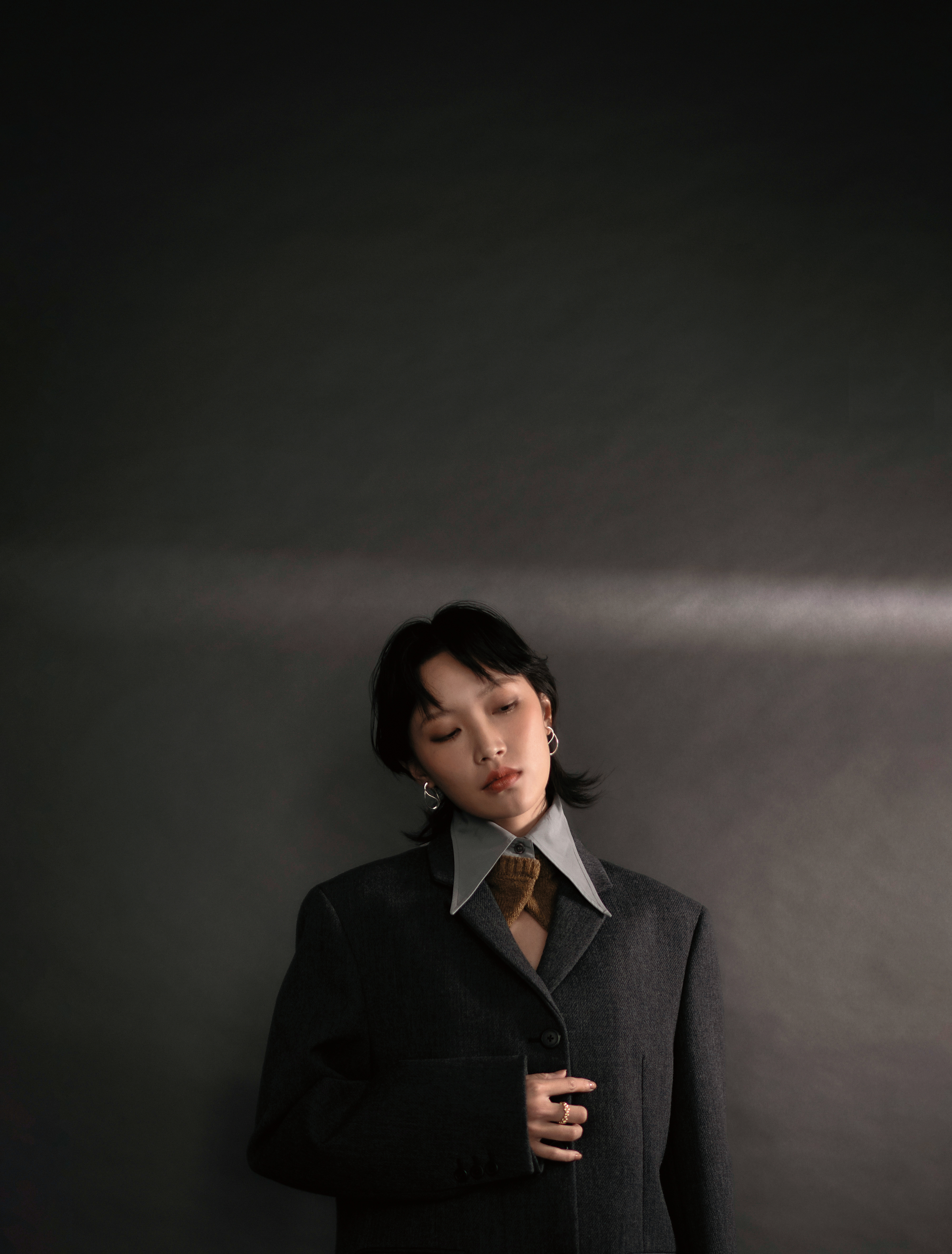 鐵灰色羊毛西裝外套 NT$160,000 by PRADA／MERCY系列純銀耳環 NT$7,700 by GEORG JENSEN／MOONLIGHT GRAPES系列十八K黃金鑽石戒指 NT$87,000 by GEORG JENSEN