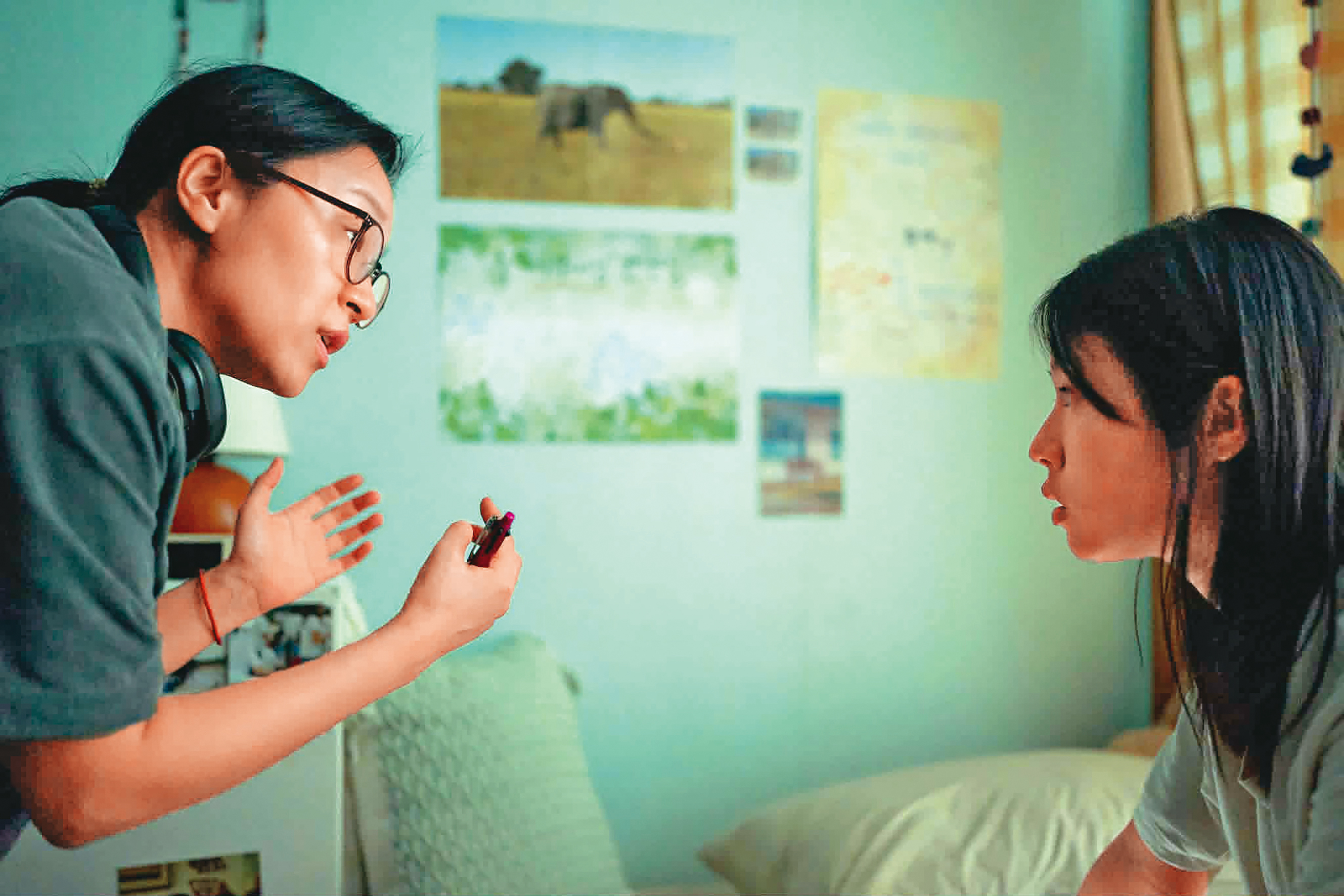 尹佳恩(左)在片場與初次演戲的徐粹彬(右)溝通,徐粹彬演技充滿細節,每次都令她感到驚喜。(東昊影業提供)