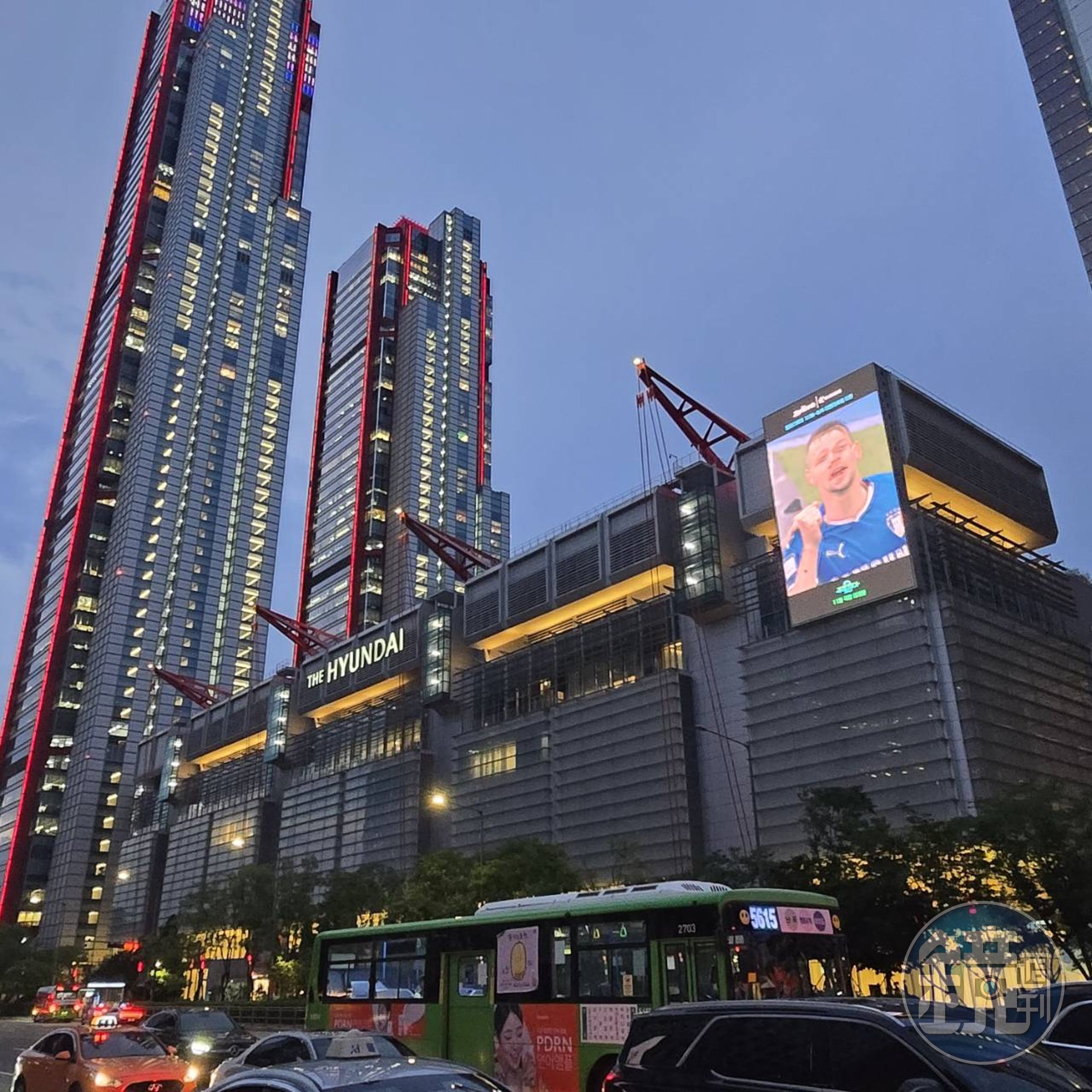 汝矣島的現代百貨是首爾最大的百貨商場，也是遊客購物的熱門去處。