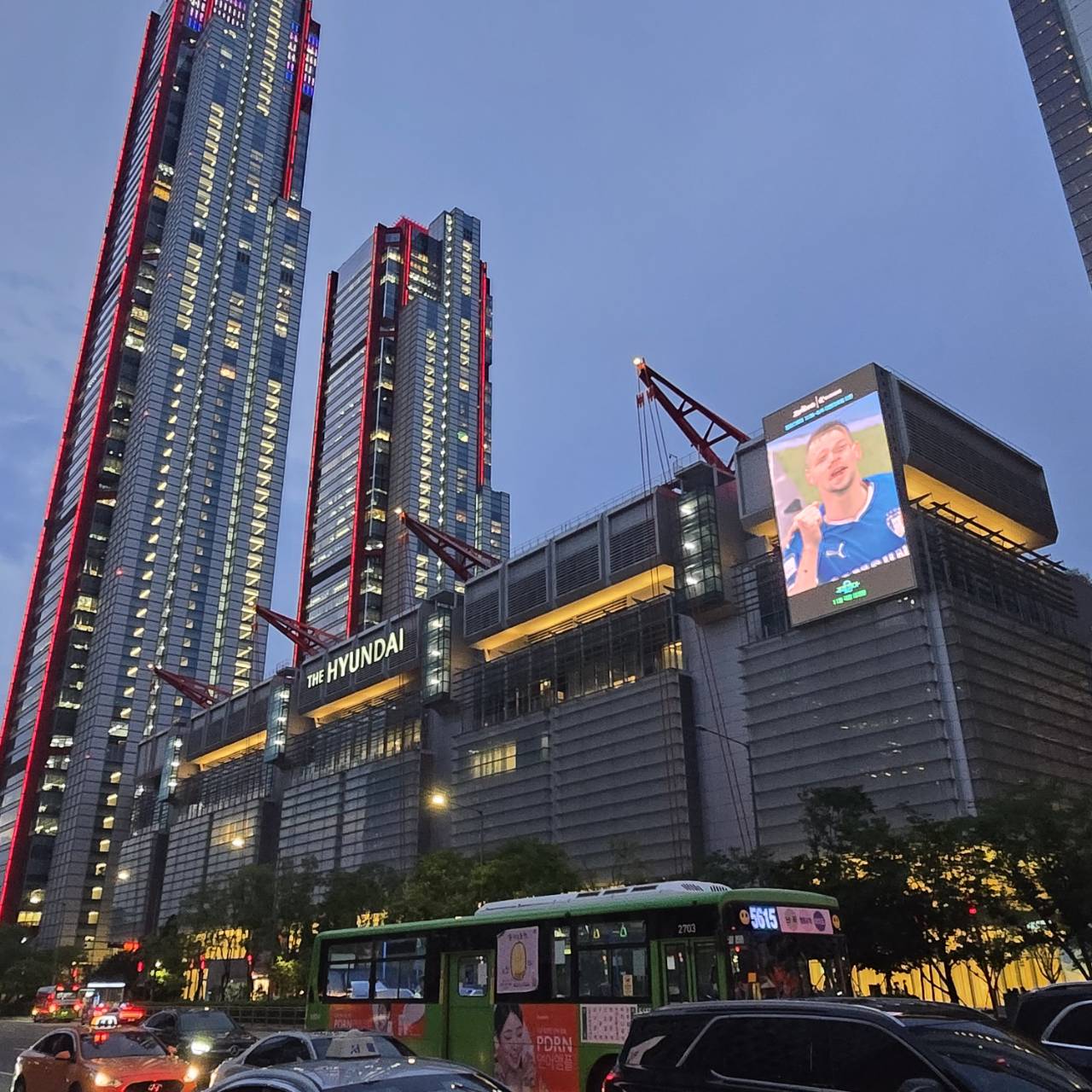 汝矣島的現代百貨是首爾最大的百貨商場,也是遊客購物的熱門去處。