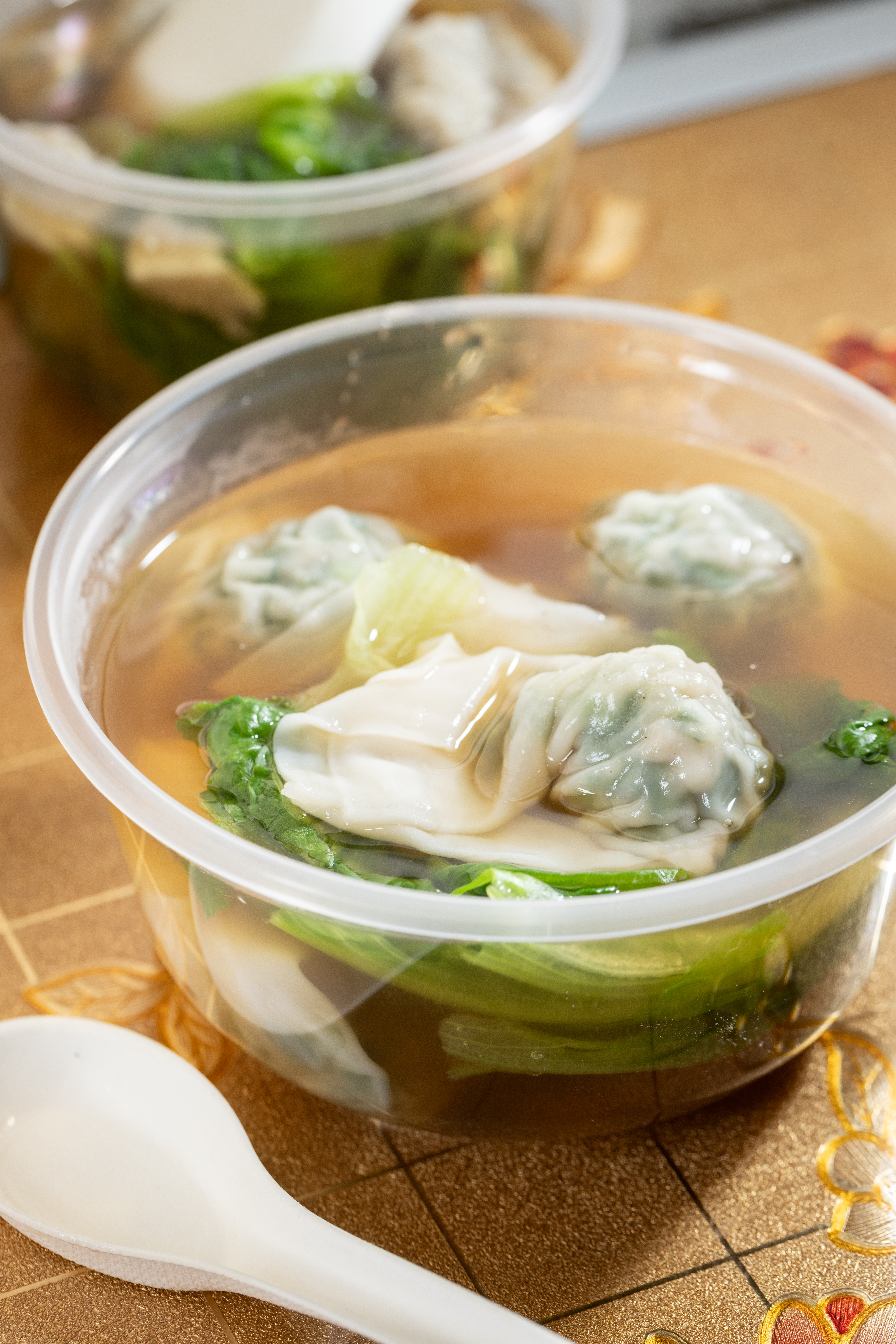 「韭菜餃」每日新鮮現包，同樣配上大地魚湯。（港幣30元／小碗、港幣38元／大碗）