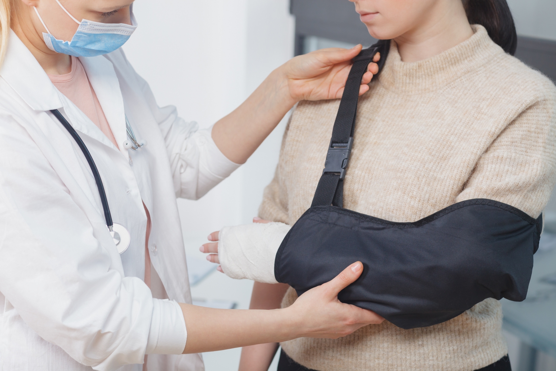 一名網友下班騎車不小心車禍，當時一名善心女子好心將外套蓋在她裸露的肚子上，讓她十分感動。（示意圖，photoAC）