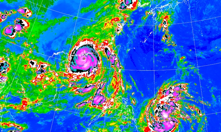 今日仍受「樺加沙」外圍環流影響，東部、東南部地區及恆春半島有陣雨或雷雨。（翻攝自中央氣象署官網）