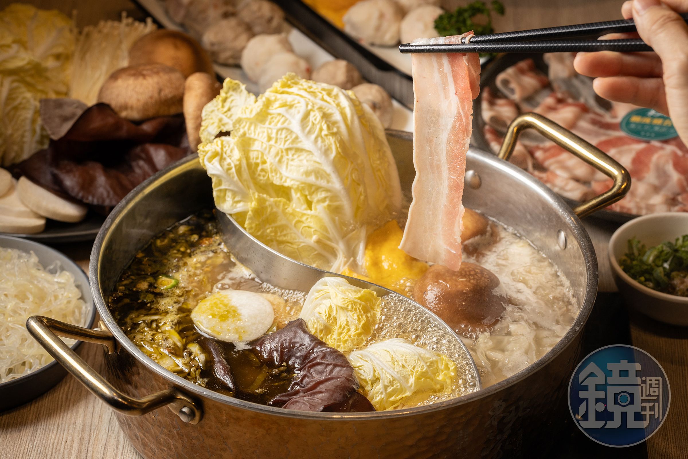 「東北之家酸菜白肉鍋」的酸菜湯底喝來酸香爽口，加入大白菜與菇類等菜品更顯美味。（外帶火鍋組1,198元／組、約4～6人份）